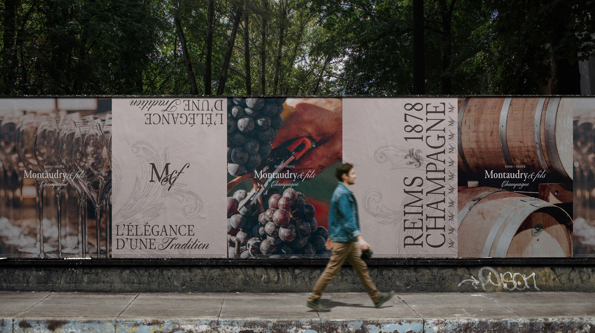Campagne publicitaire urbaine, affiches illustrant le champagne Montaudry (flûtes, logos, raisins, tonneaux).