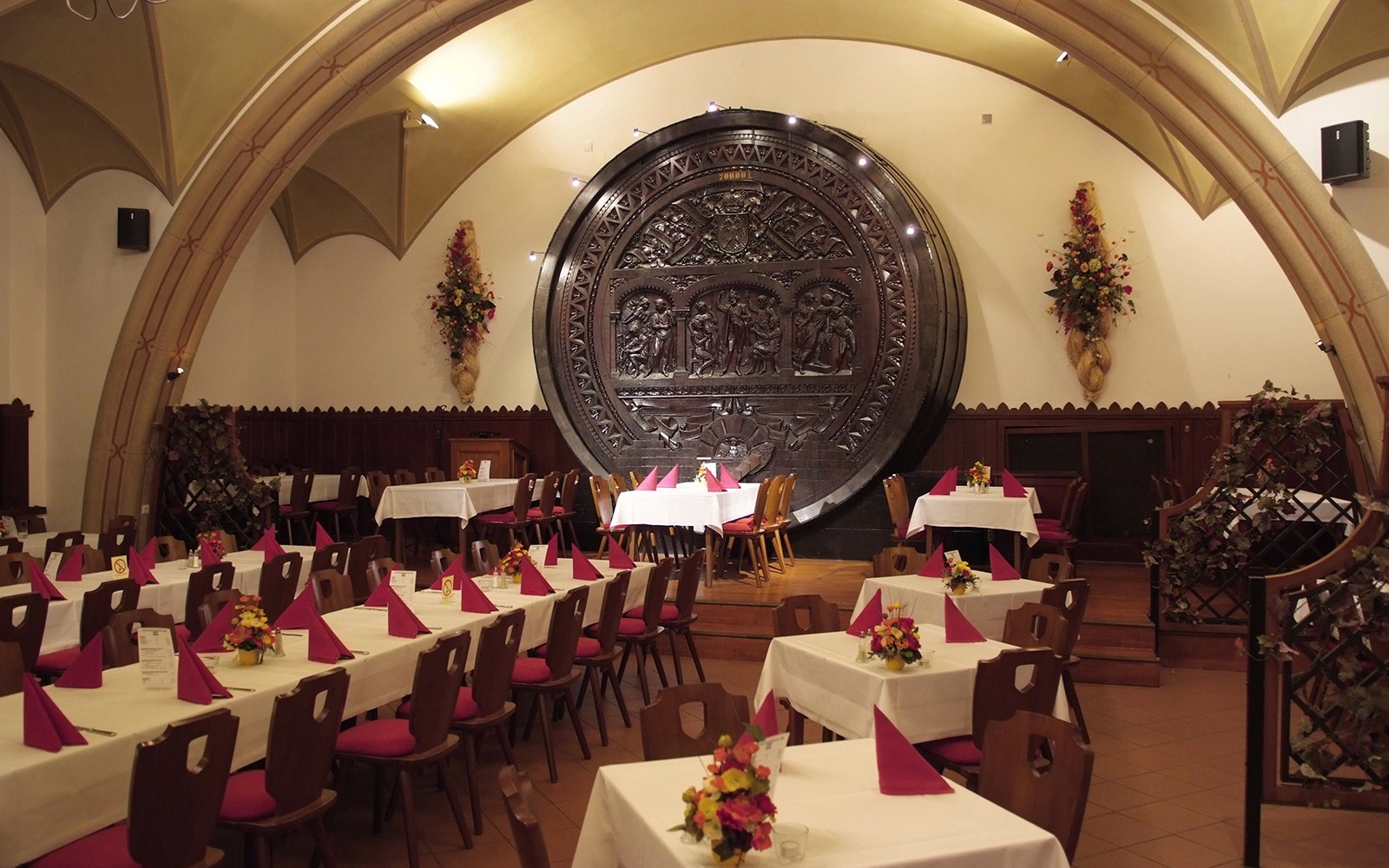 Dining setup for Waltz- & Operetta Dinner Show at Vienna city hall restaurant.