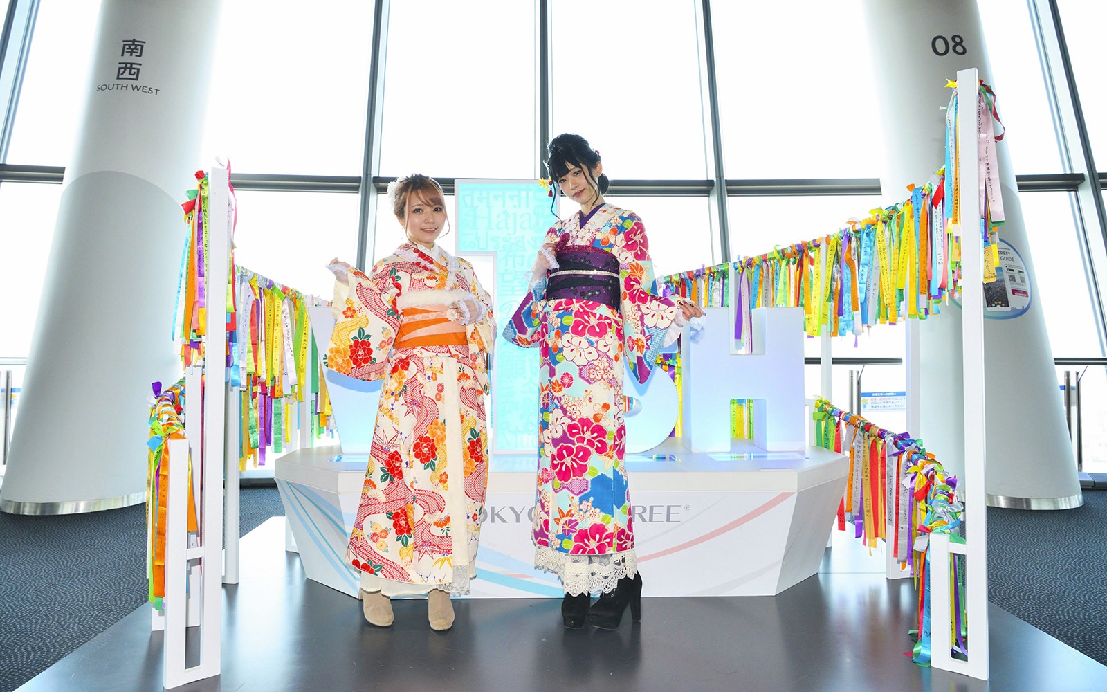 Visitantes con kimonos tradicionales en el mirador del Tokyo Skytree, Tokio, Japón.