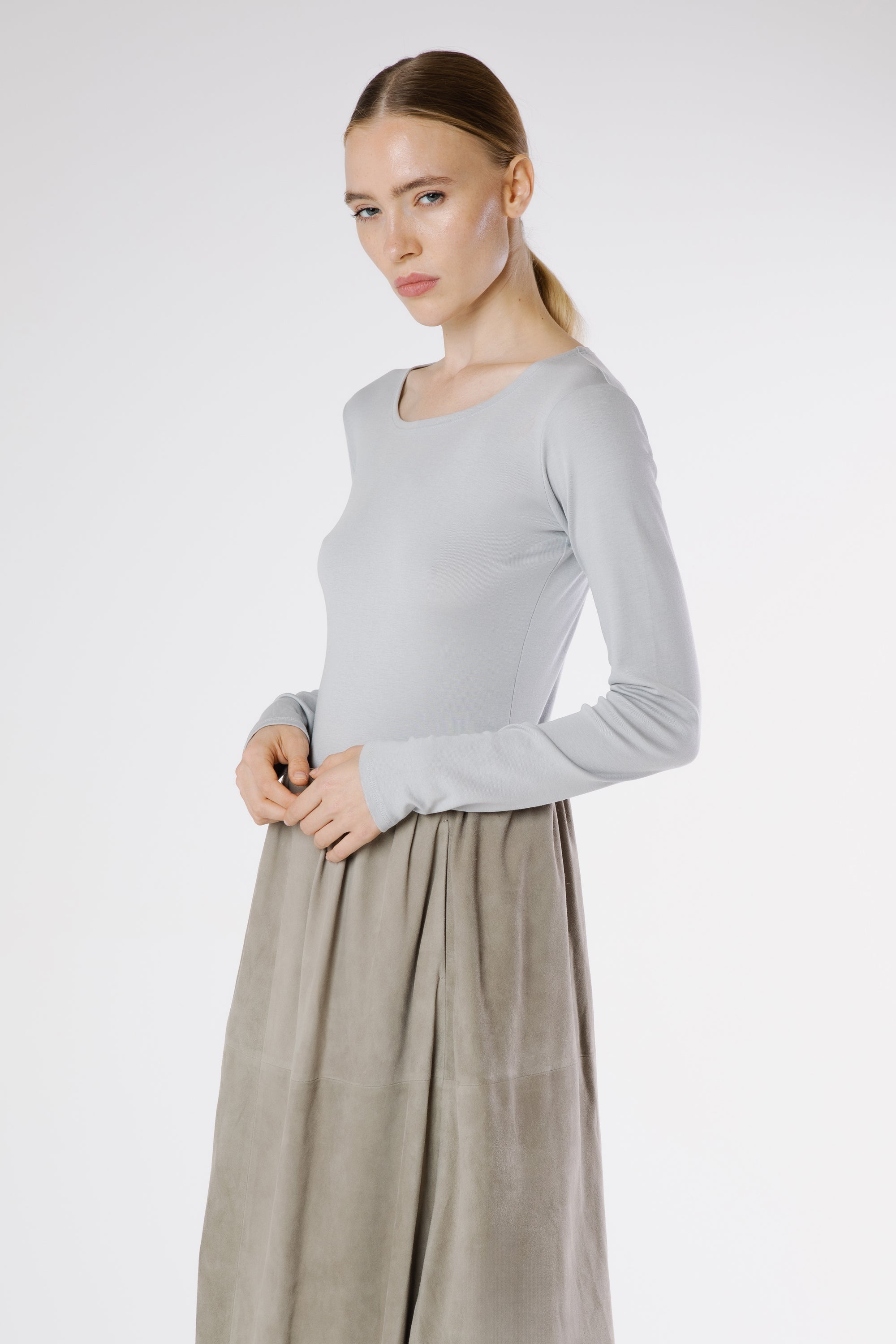 Side view of La Spezia Gris Claro eco cotton longsleeve top