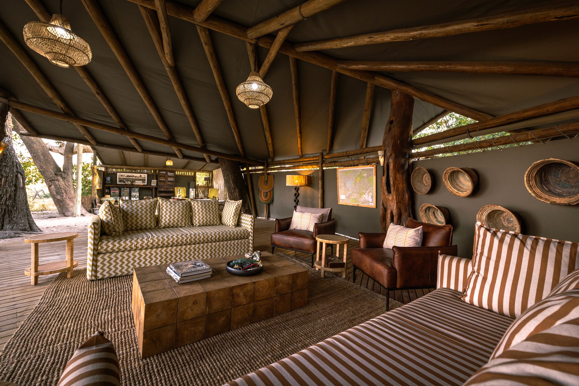 Kujwana Delta Ride, Okavango Delta, Botswana. Vardagsrum med bekväma soffor och stolar i lyxigt camp mitt i Okavangos vildmark.