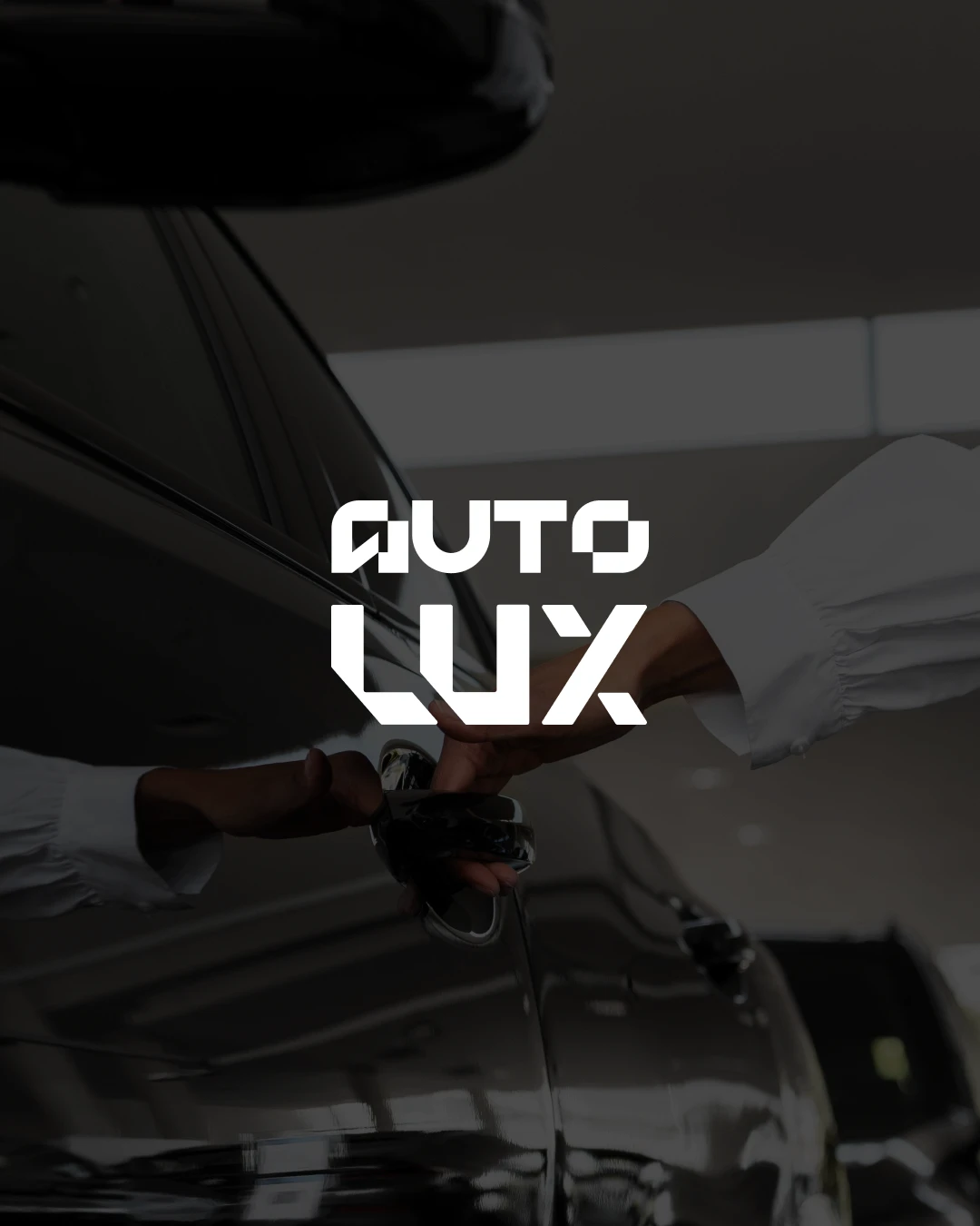 Logo AutoLux piste 2 typographique — logotype bold blanc "AUTO / LUX" à architecture technique évocatrice du design automobile, séparation visuelle assumée entre les deux mots, fond concession sombre, rebranding Tartelette Concept Toulouse