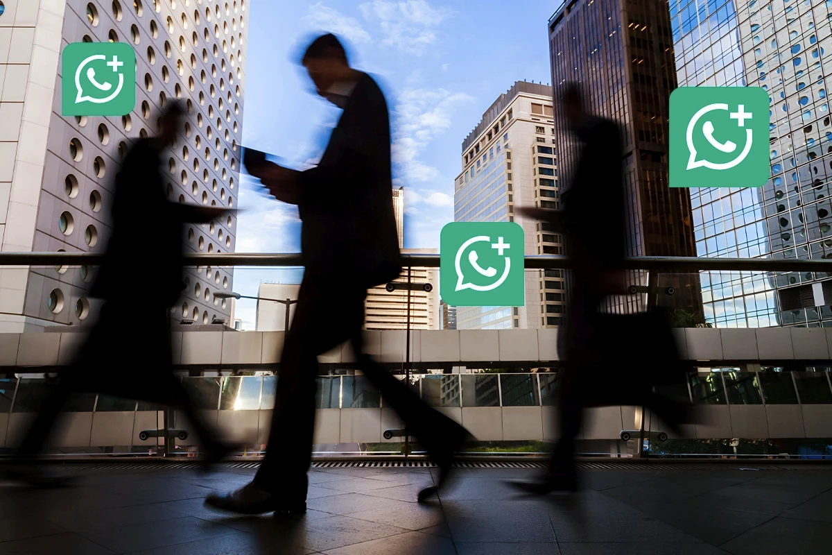 Empresários utilizando WhatsApp Business no Brasil