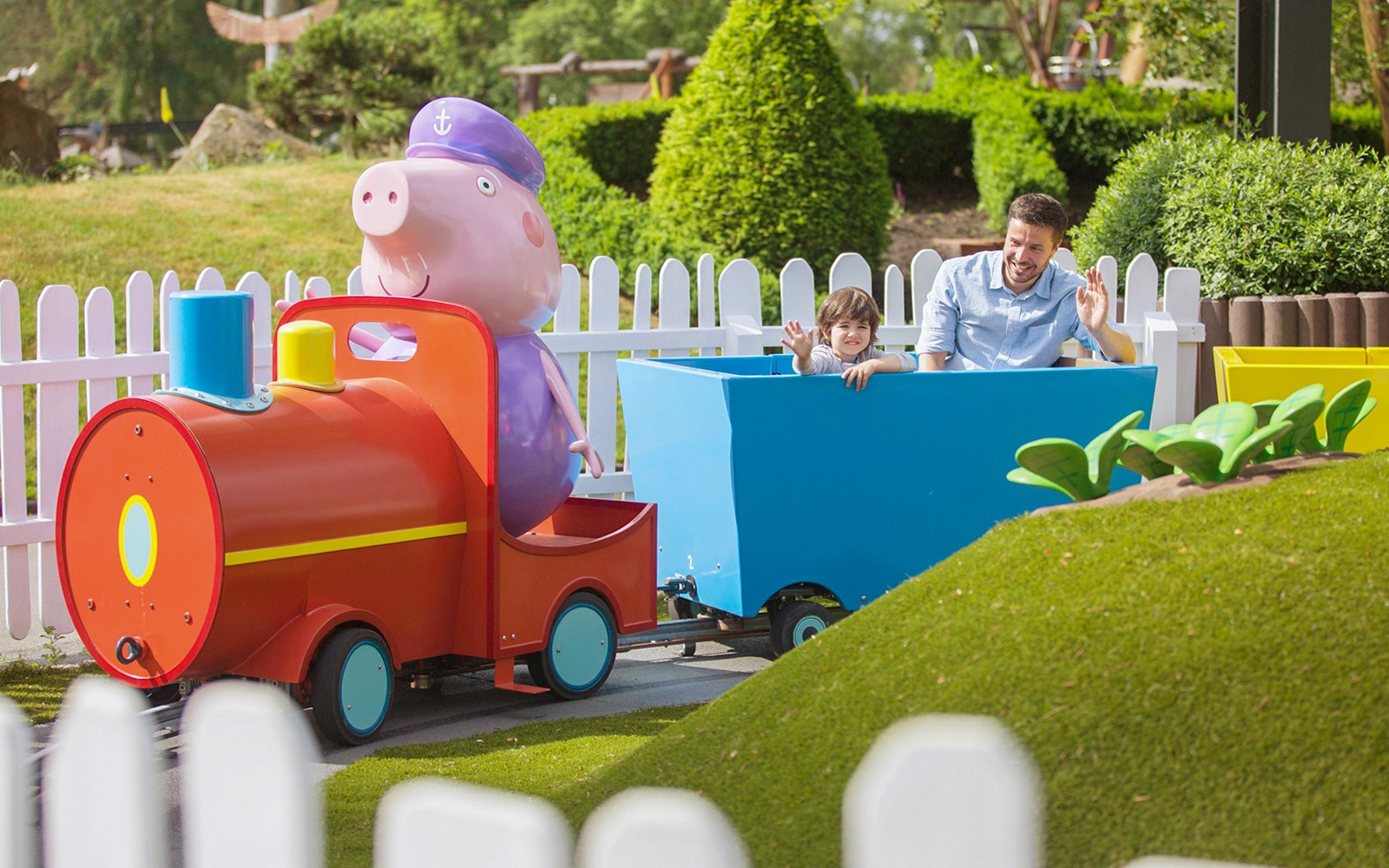 Dítě a dospělý na barevné jízdě vlakem v Heide Parku.