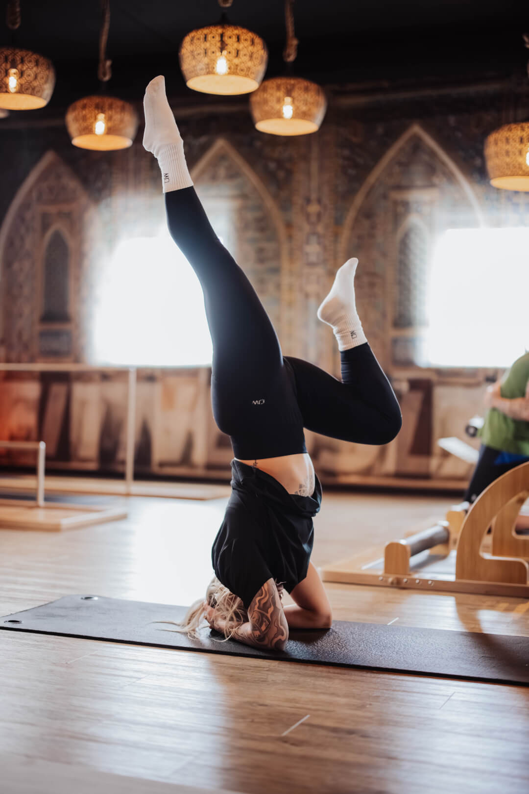Professionelle Gastronomie- & Interieur-Fotografie: Gemütliche Lounge-Ecke mit rotem Sessel und beleuchteter Wein-Präsentation, inszeniert mit warmem Ambient-Licht und Fokus auf Design-Details.