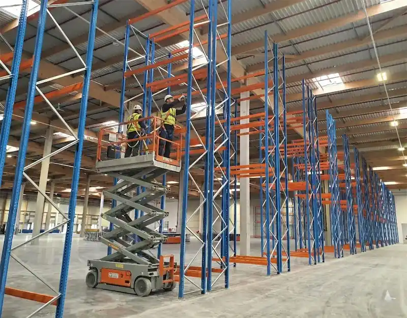 Ouvriers qui monte du rayonnage