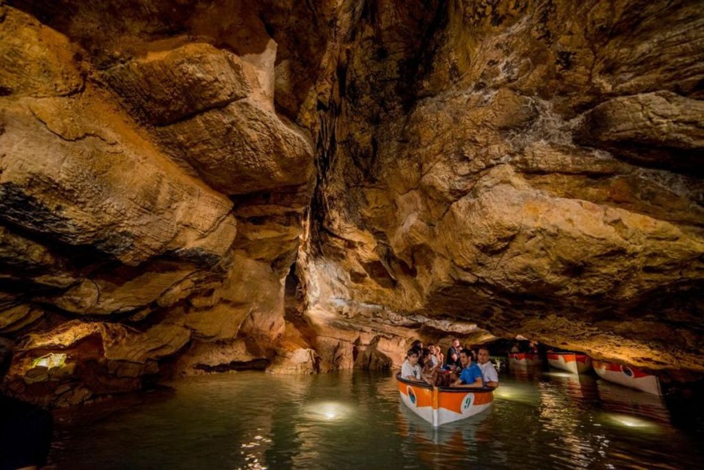 boat ride through san jose cave