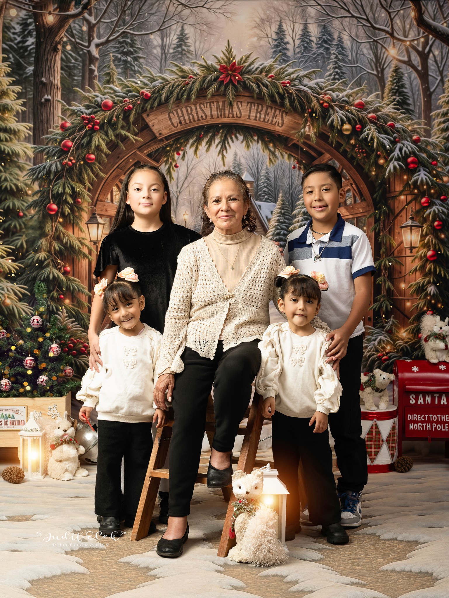 abuela en su sesión anual navideña con sus nietos