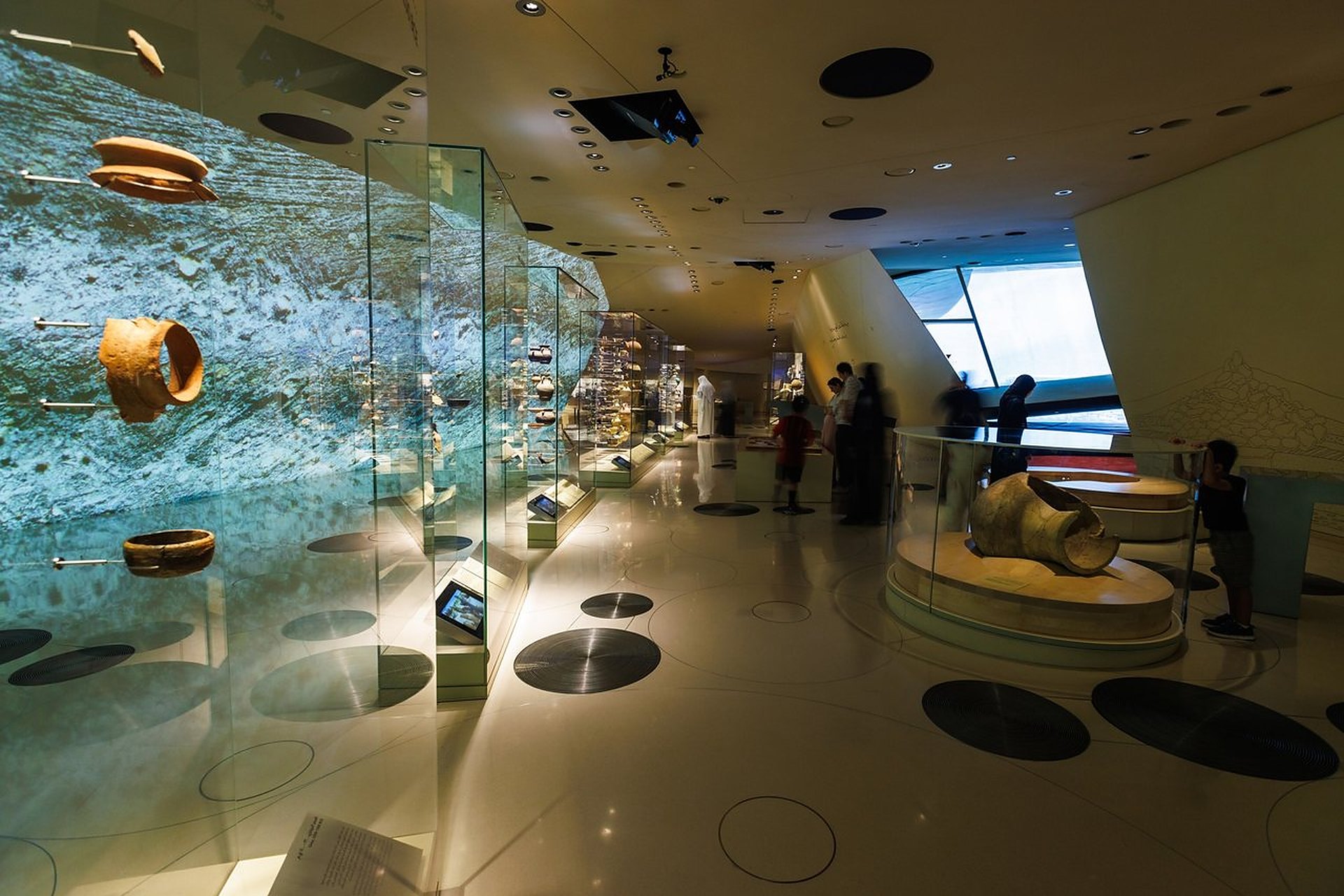 Une galerie du Musée national du Qatar, à Doha, avec ses vitrines et sa voûte