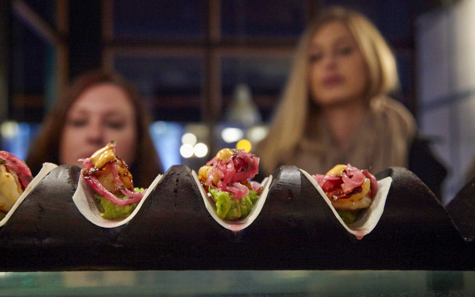 ロンドンのグルメツアー「Eating London: Twilight Soho Food & Drinks Tour」で、ピクルス玉ねぎとアボカドを添えたタコスをお楽しみください。