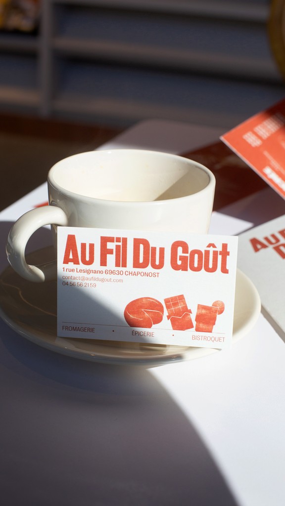 Carte de visite du restaurant Au fil du goût, mettant en avant un design graphique épuré, moderne et élégant. Composition harmonieuse avec typographie claire et identité visuelle cohérente.