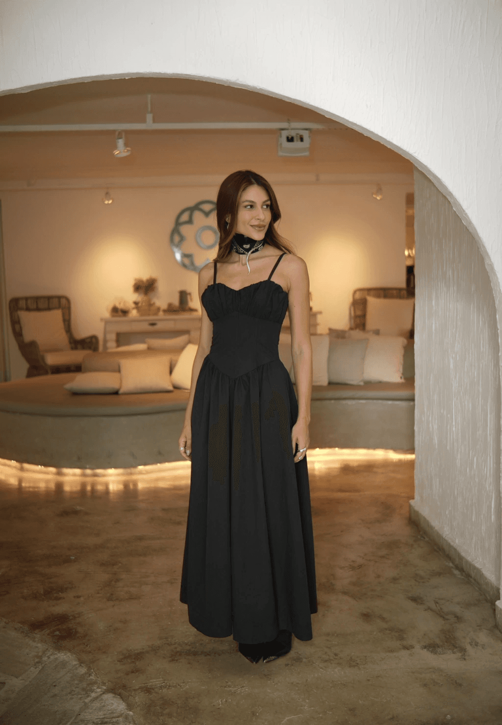 Vestido Carla preto, corpo inteiro