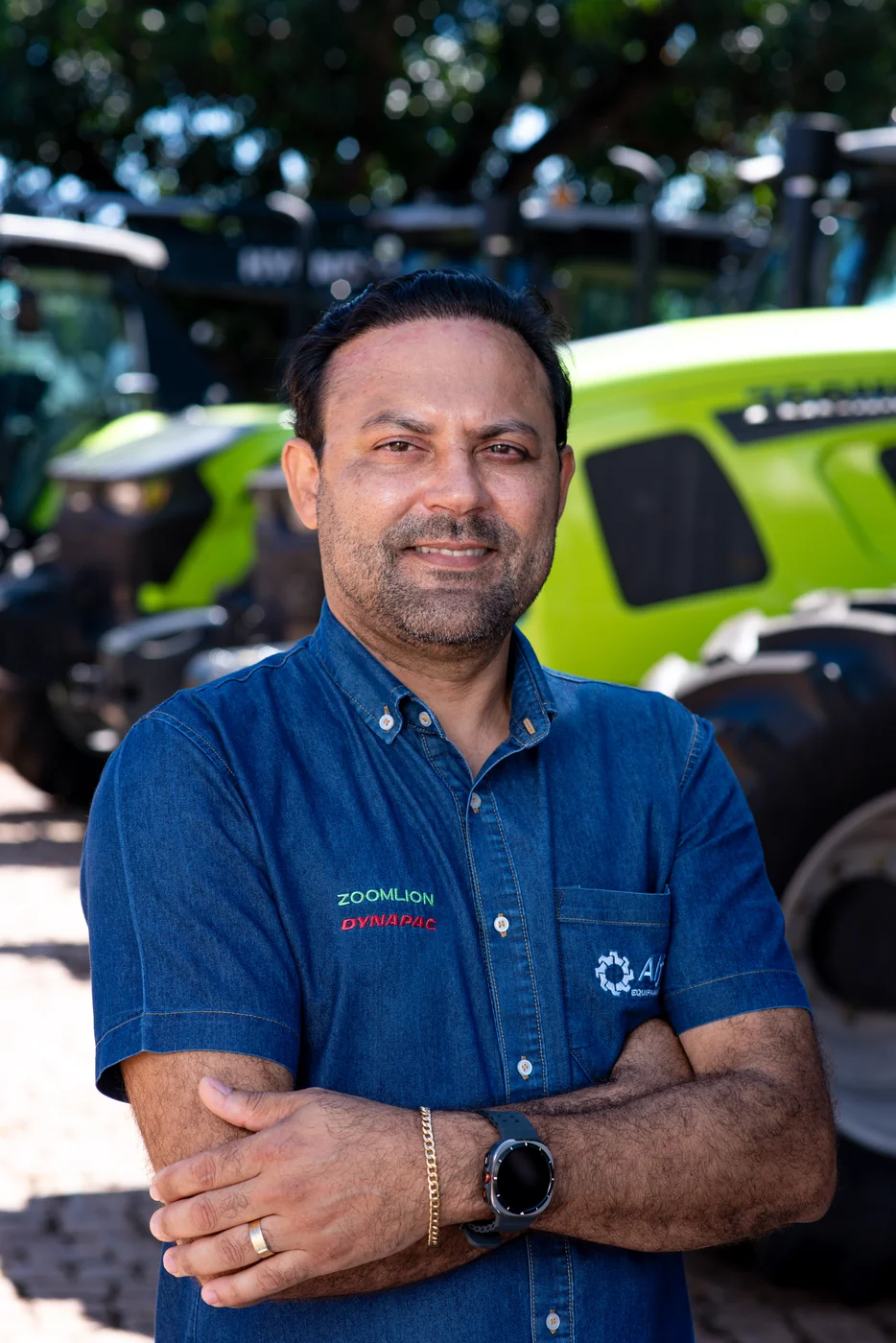 Colaborador da Alfa Equipamentos com trator Zoomlion em Mato Grosso do Sul