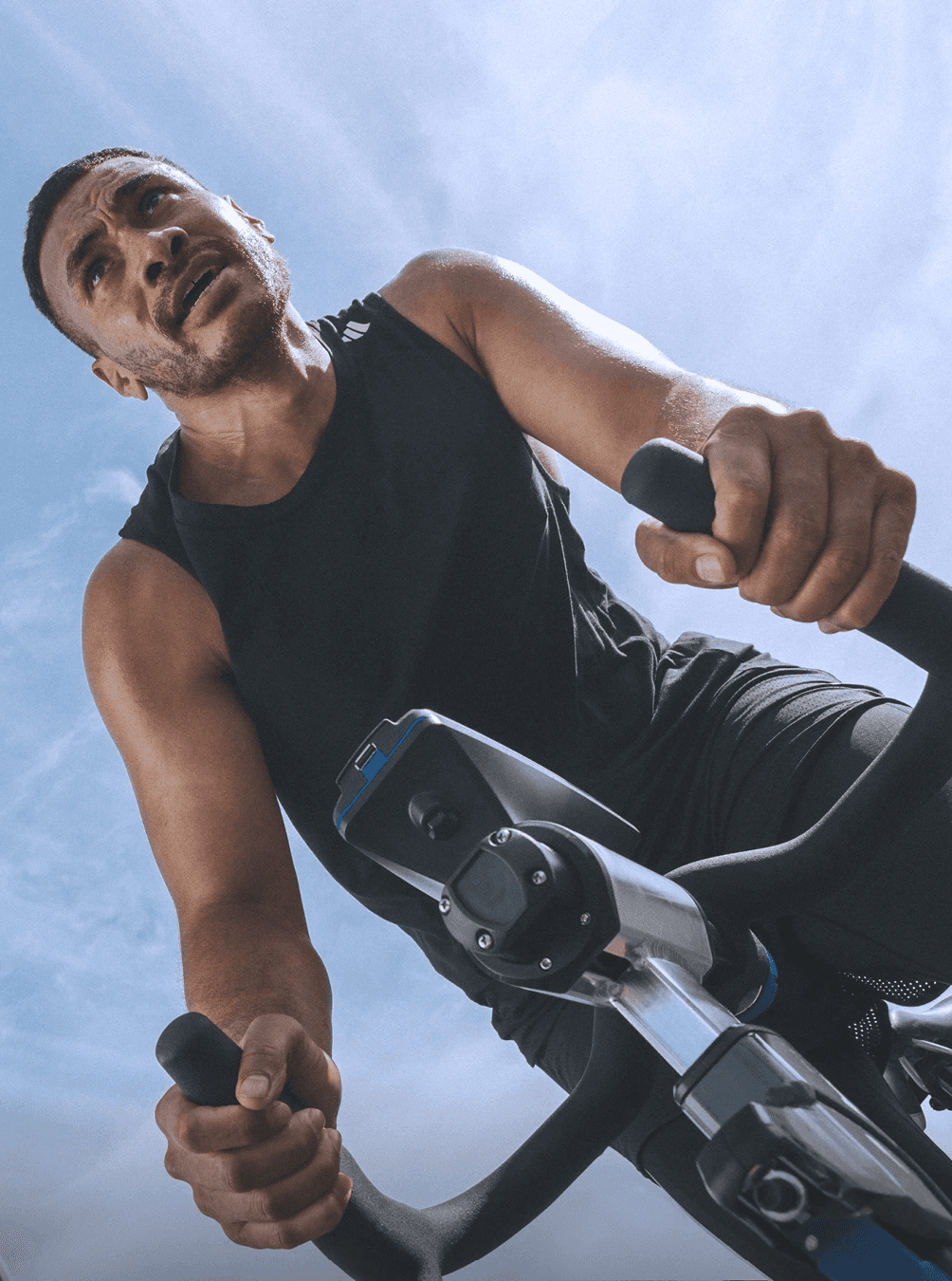 Ein Mann beim intensiven Spinning-Workout bei XTRAFIT, motivierter Teilnehmer.