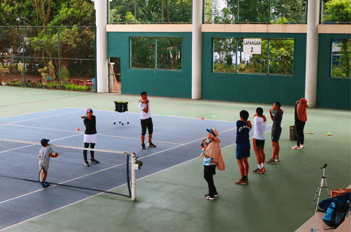 Shcool Tennis group session held at a school court in the Northern Virginia area as part of tennis school programs