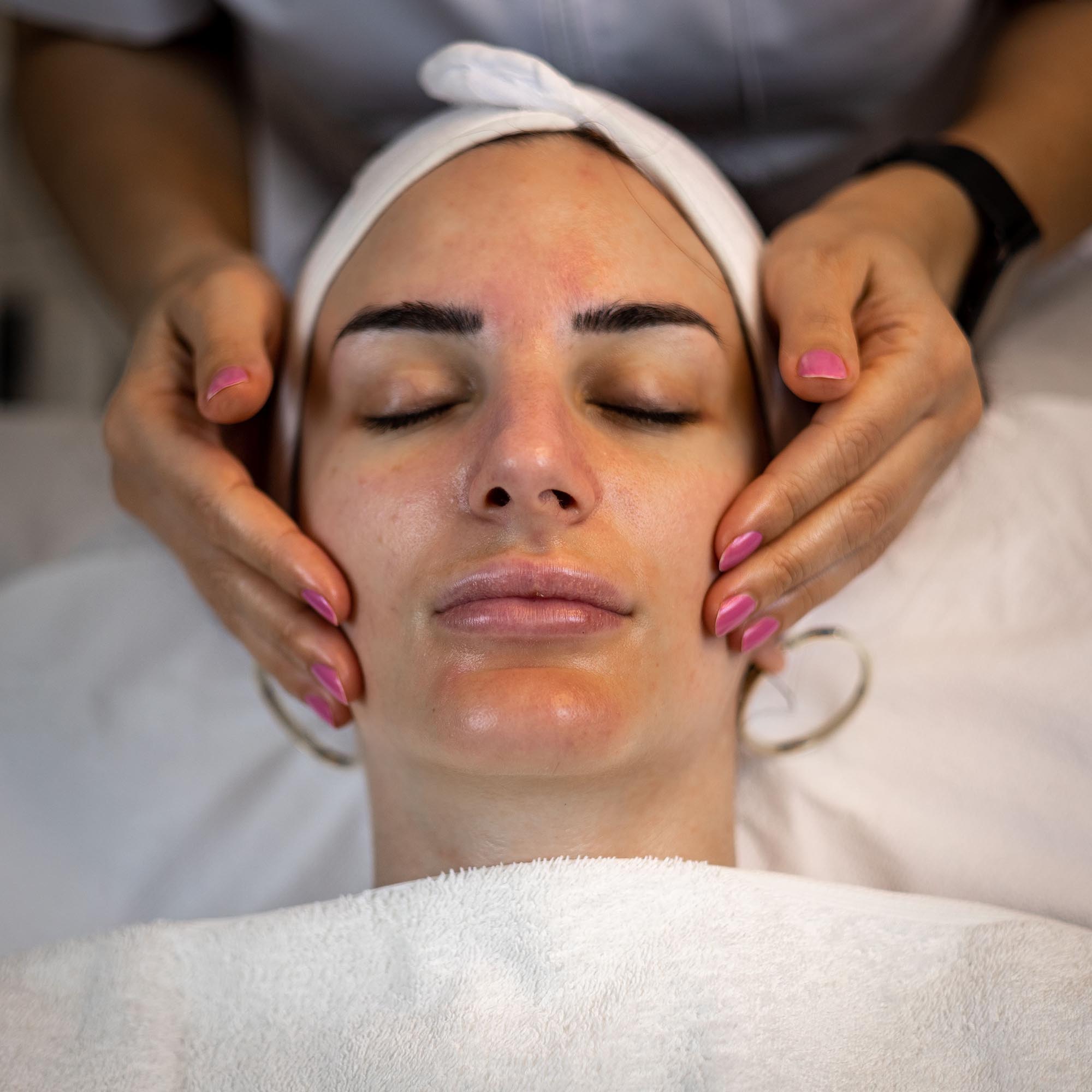 Hydrafacial in Abu Dhabi: Cleansing and Rejuvenating Skin Treatment at Bella Medical Centre