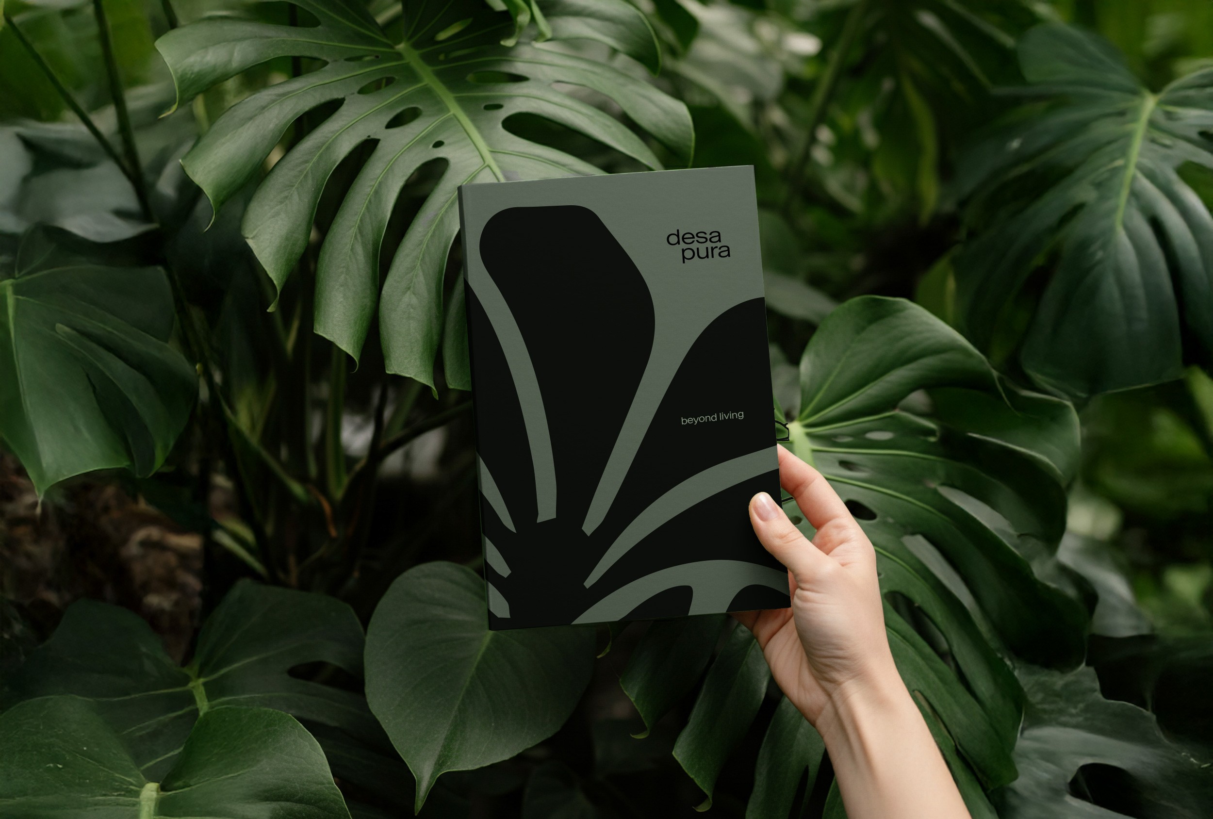 Cover einer hochwertigen Broschüre mit Desa Pura Logo, stilvoller Typografie und Natur-inspiriertem Design.