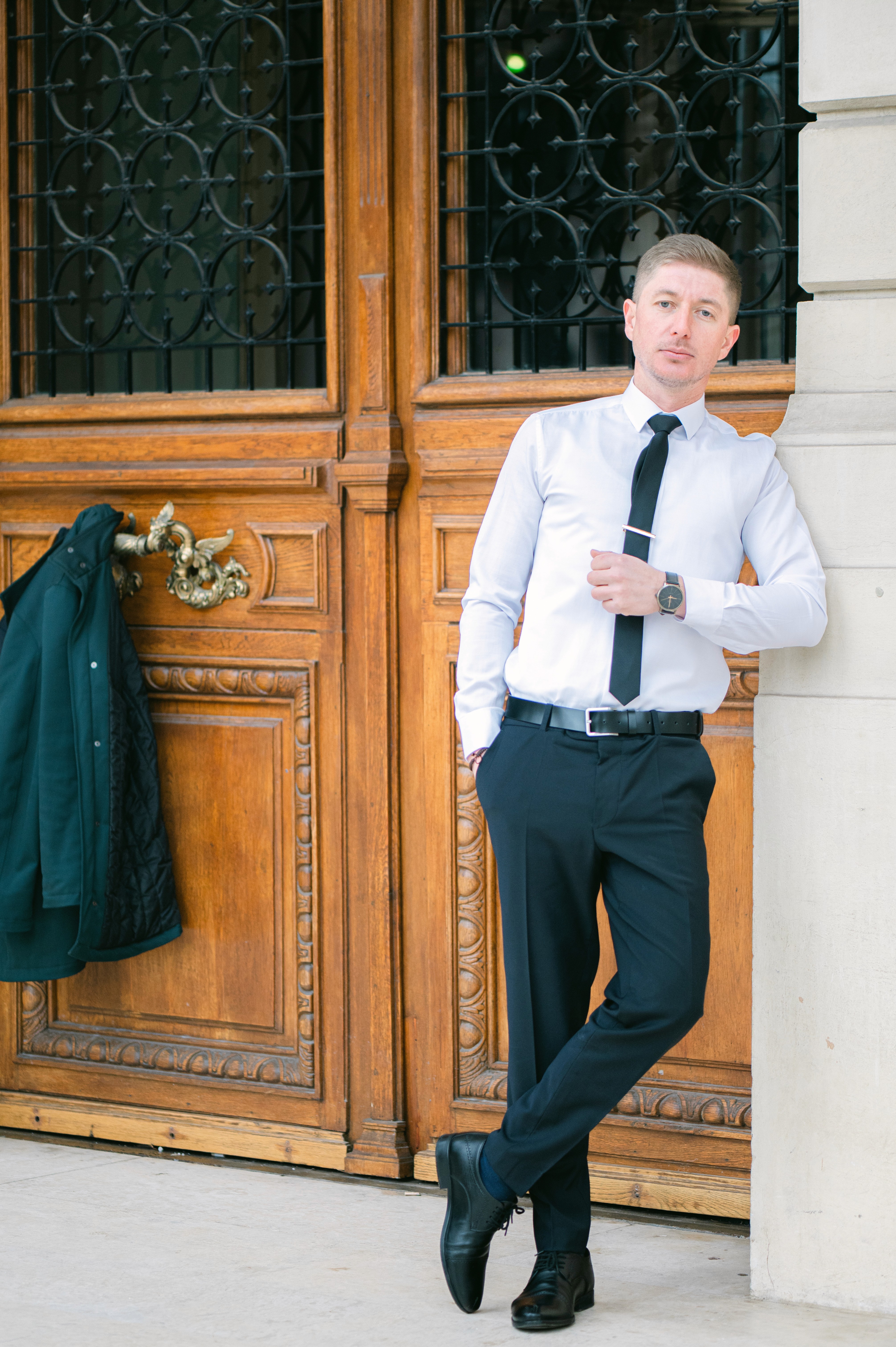 Fotografie profesională business la Ateneul Român, ținută elegantă cu cravată și sacou