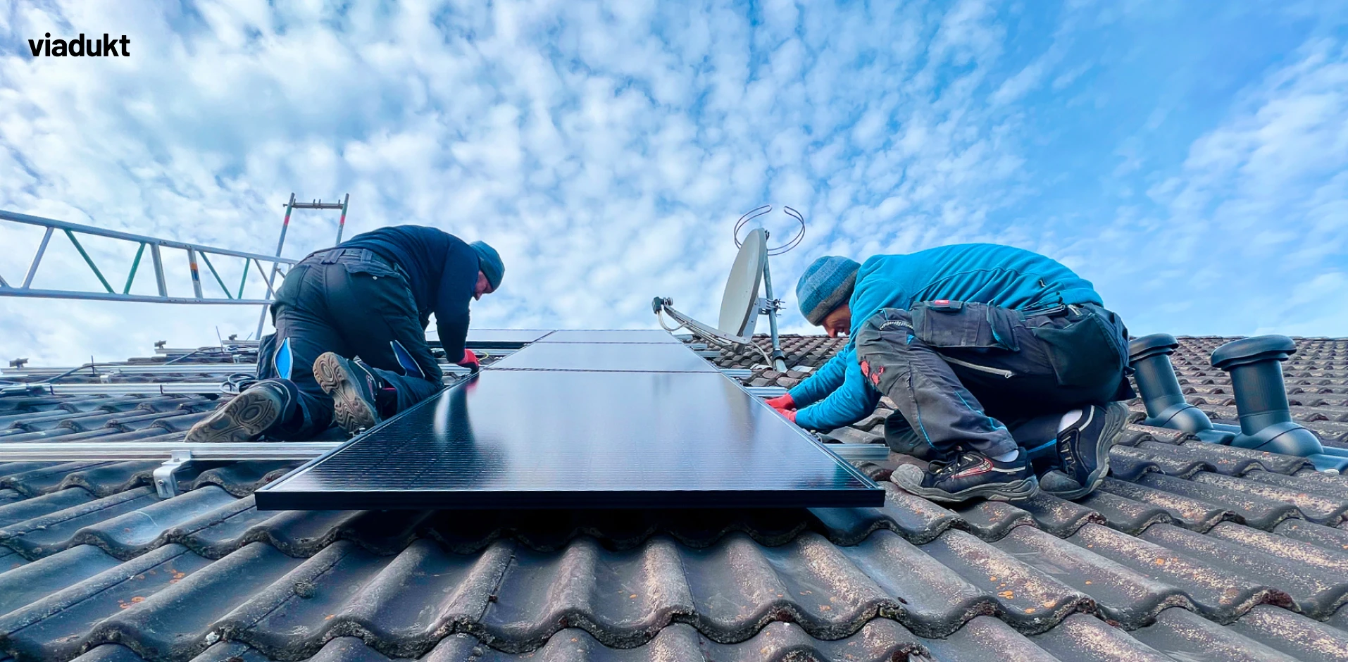 Zwei Solarteure auf dem Dach von Eigentümerin Frau Kaschny