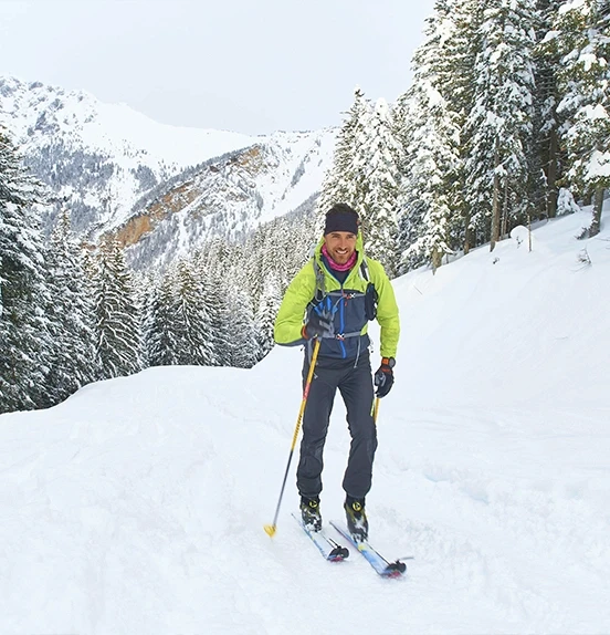 Homme avec skis de fond loués sur jam