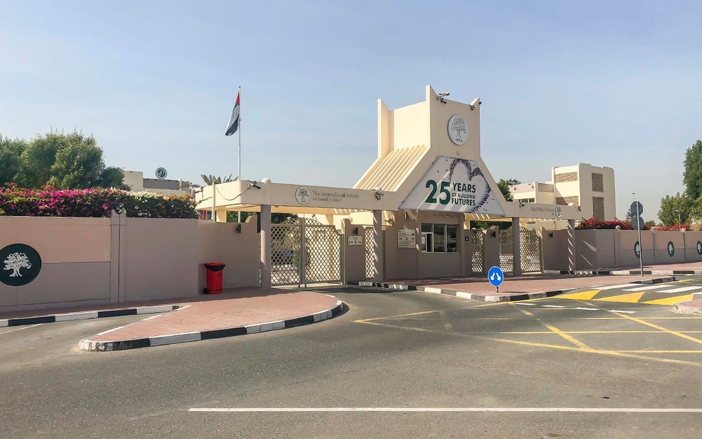 Entrance to Al Sufouh School: center of road, direct access for students and visitors.