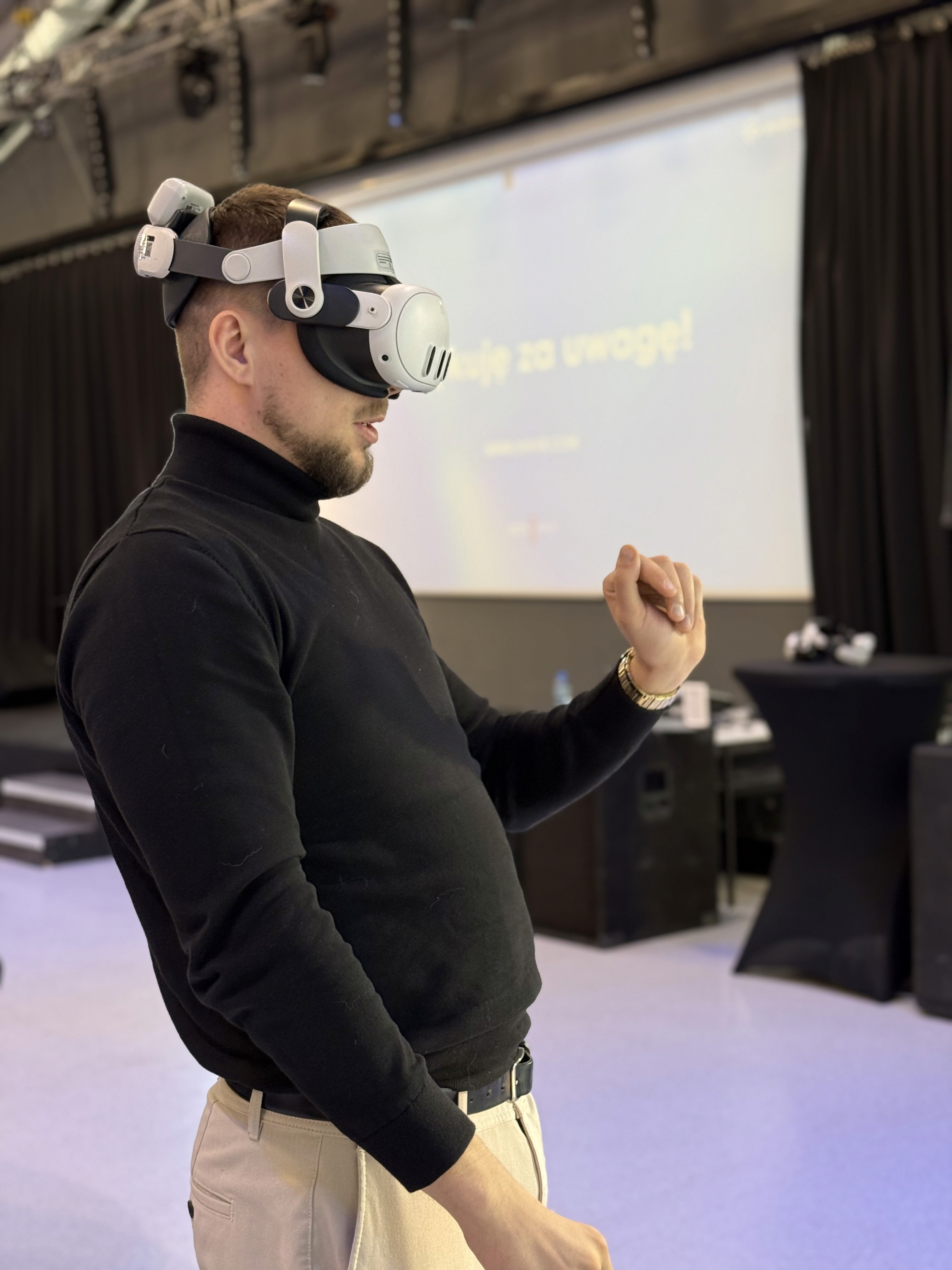 Pracownik wykonujący szkolenie onboardingowe przy użyciu technologii VR.