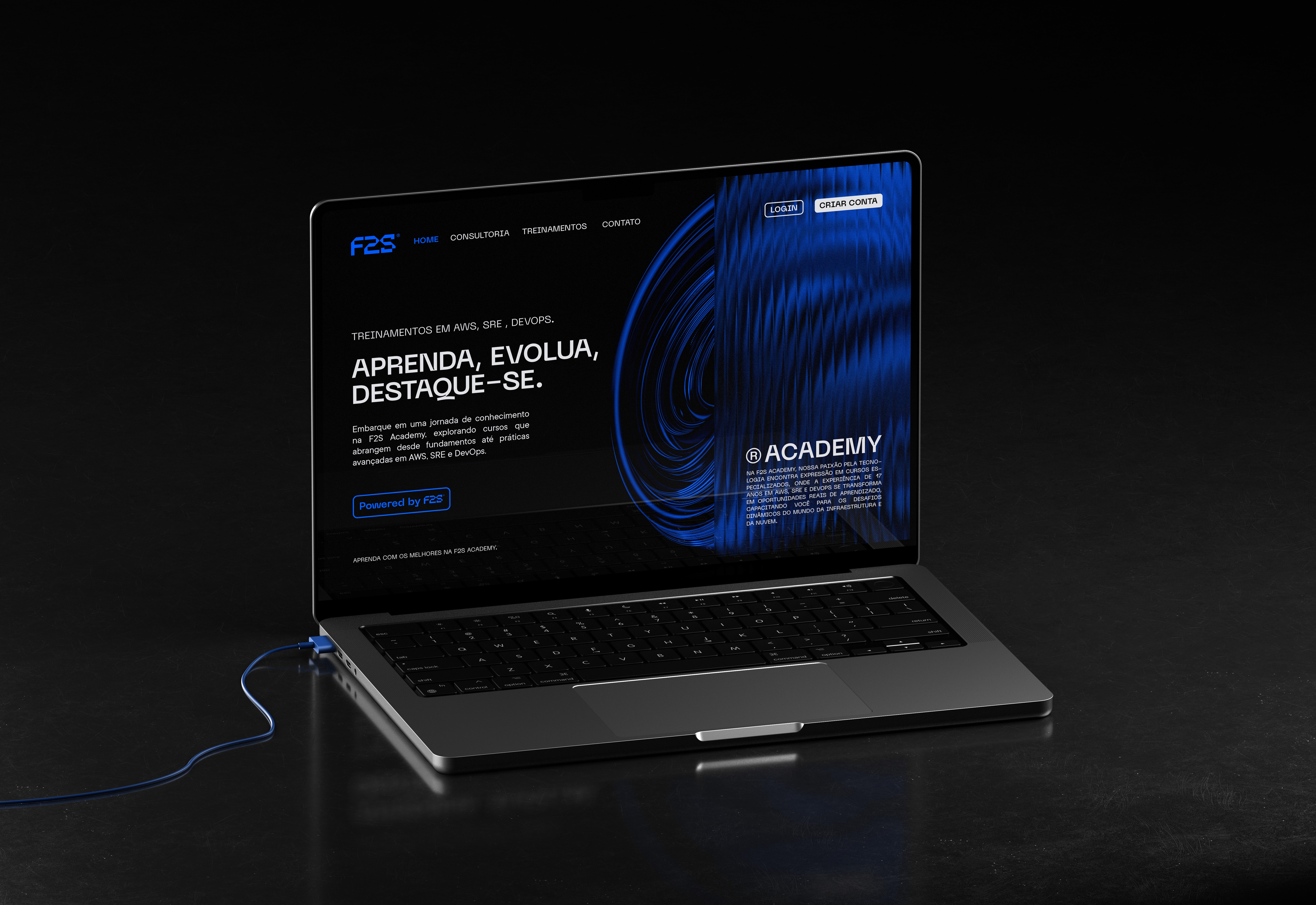 O website da F2S é o ponto de convergência entre design e funcionalidade. A interface minimalista e o uso assertivo do preto e azul criam uma atmosfera de tecnologia de ponta, refletindo o posicionamento da marca como referência em DevOps, AWS e SRE.