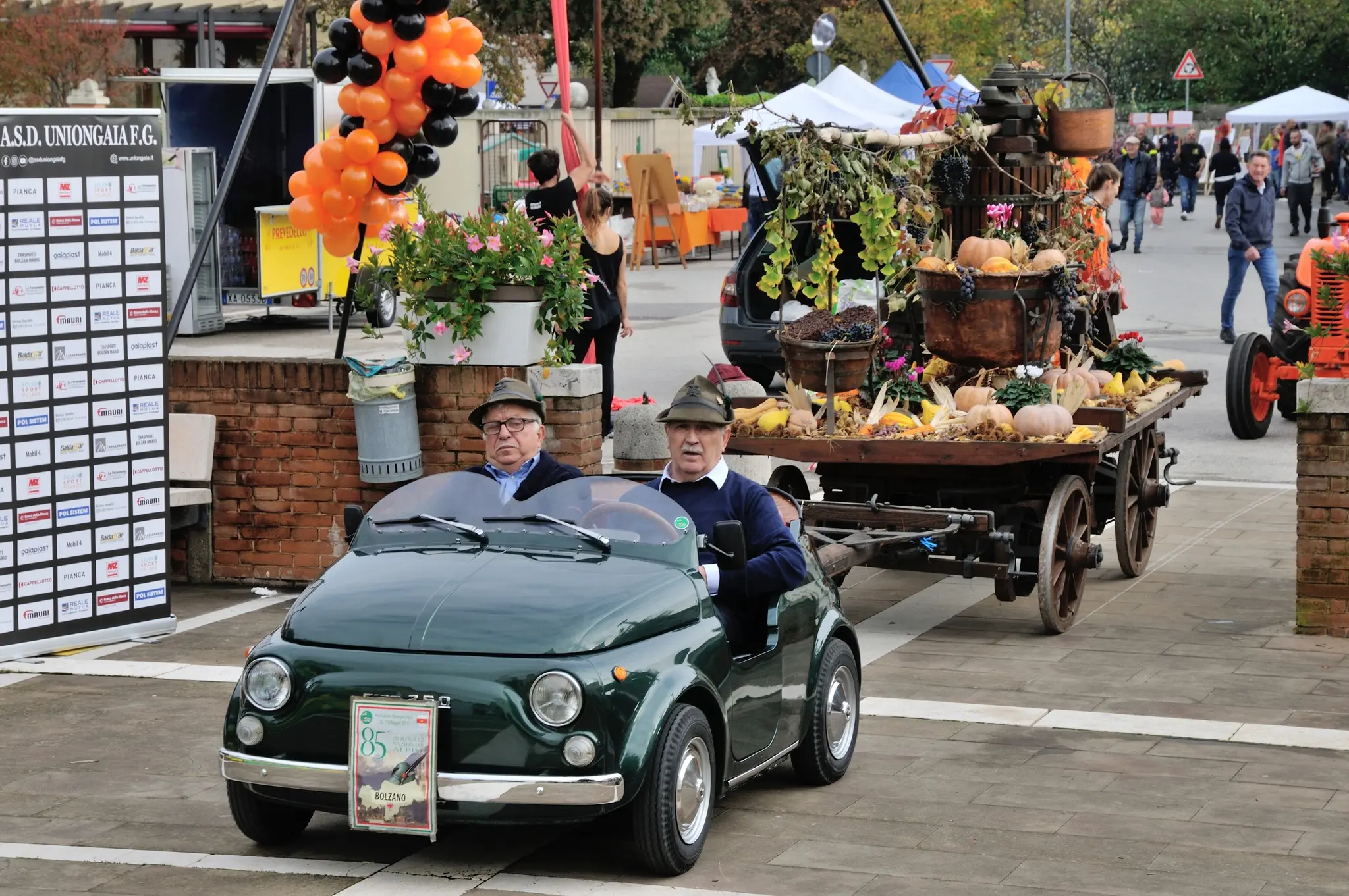Fiat 500 e sfilata con zucche