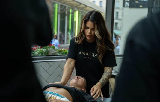 ana zouari appliquant un soin lympho visage à une femme