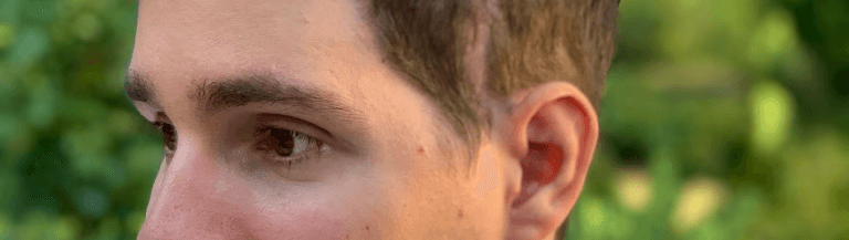 eine Nahaufnahme der Augen eines jungen dunkelhaarigen Mannes