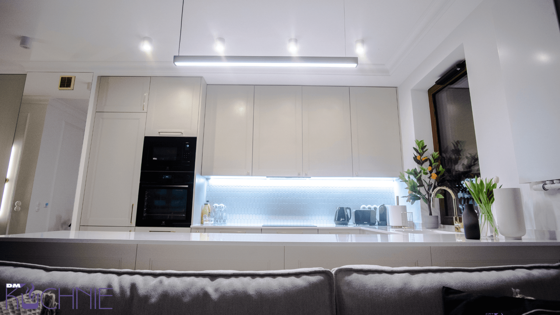 Nowoczesne meble kuchenne na wymiar Warszawa – elegancka kuchnia z wyspą, zabudowa AGD i minimalistyczny design