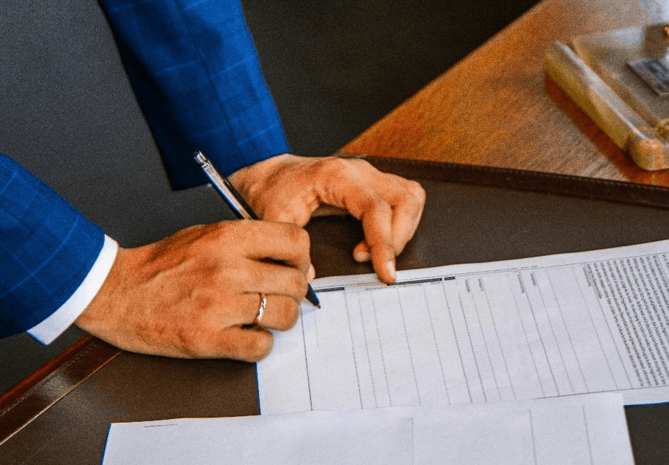 Une image contenant personne, fournitures de bureau, texte, habits

Le contenu généré par l’IA peut être incorrect.