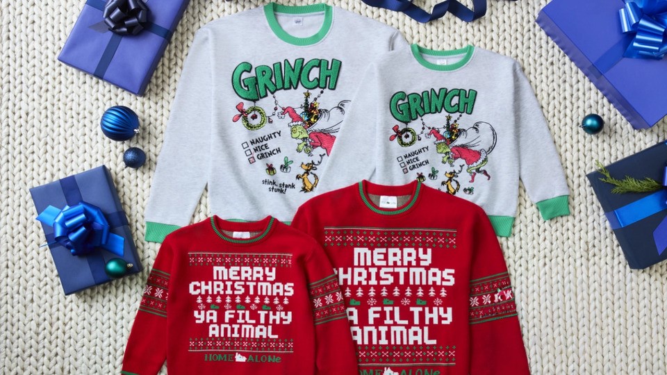 Imagen de una botella de vino que sirve su contenido en unca copa de cristal con un atarecer en el fondo