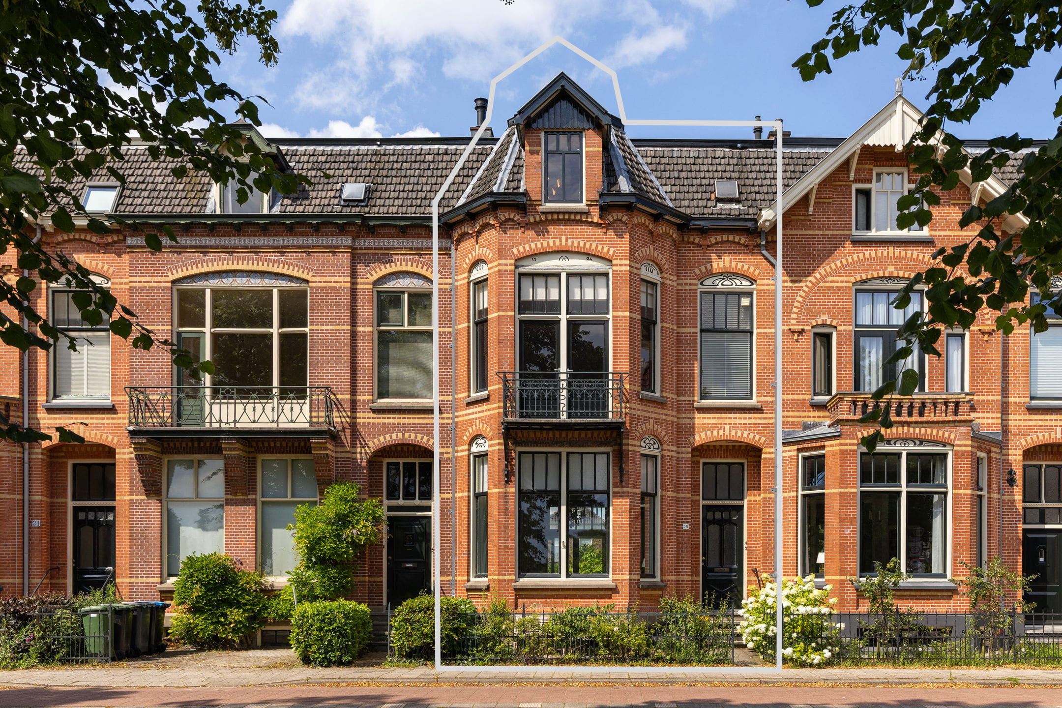 Vooraanzicht van een herenhuis waar de Impact Stay in gevestigd is