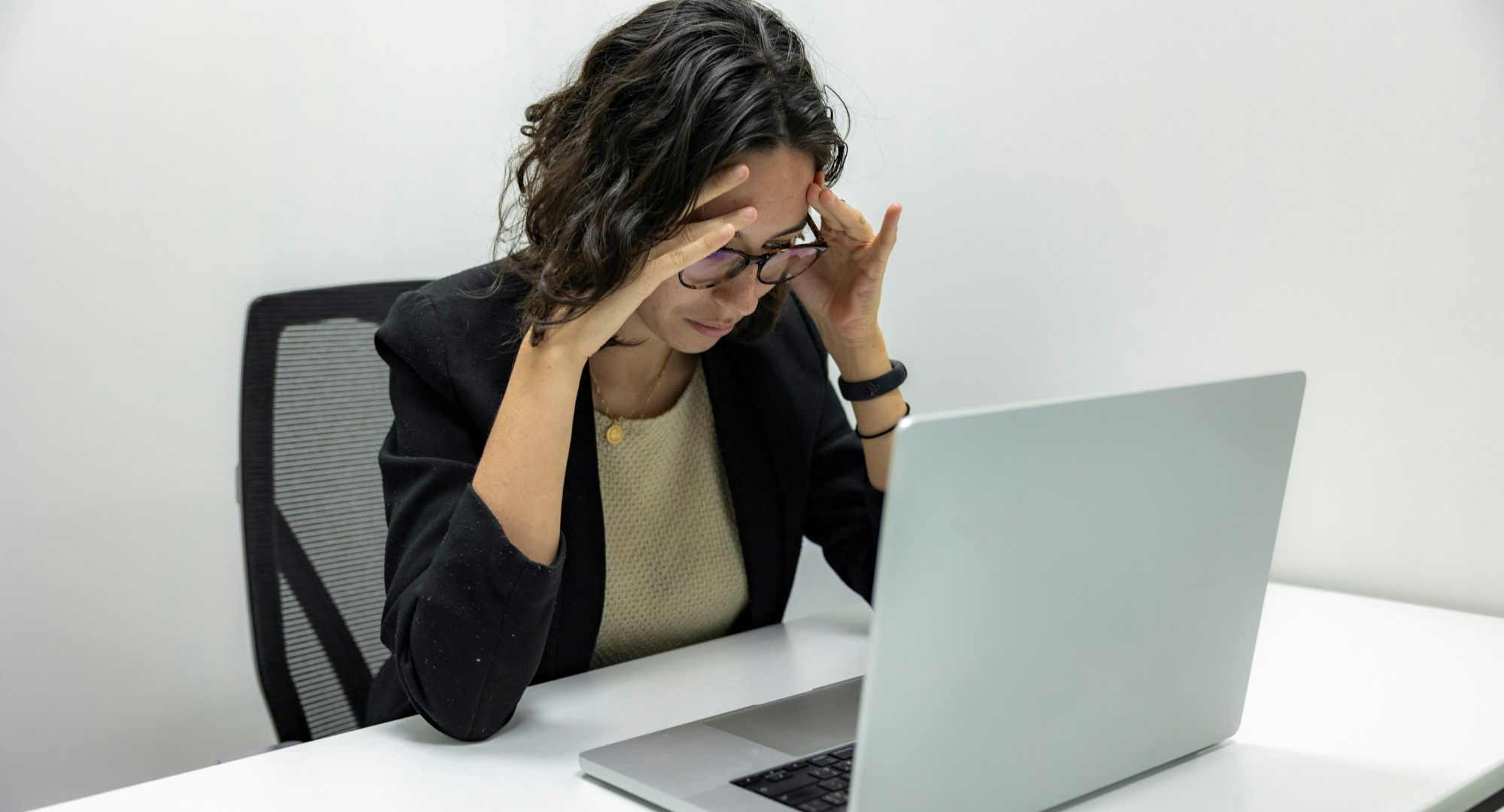 empresária preocupada com trabalho