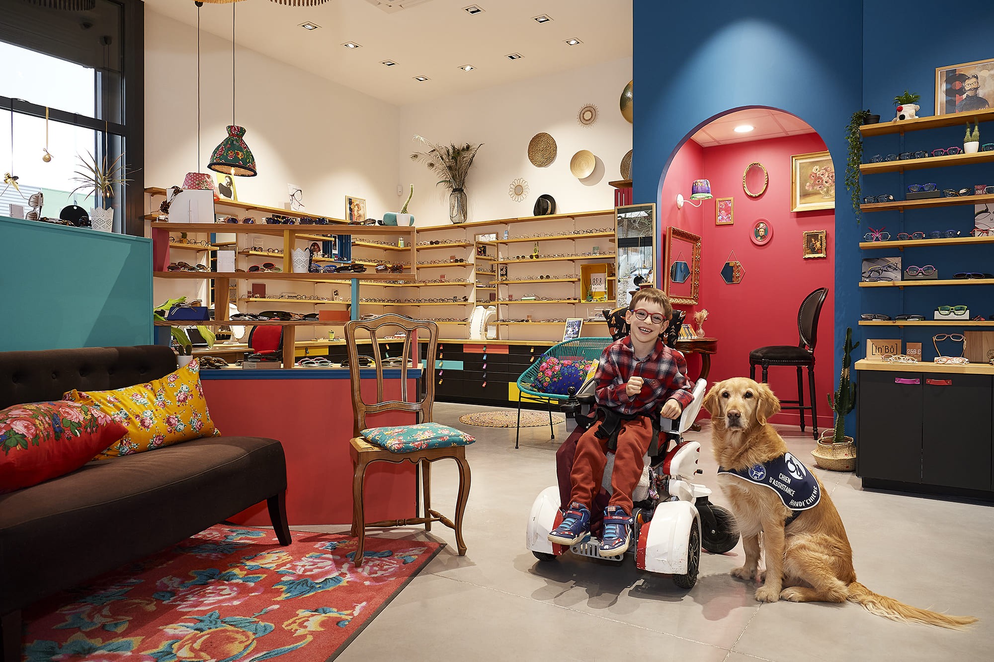 Arthur accompagné de son chien d’assistance Potter, photographiés par Frédéric Bourcier chez KLS Lunettes à Bourgoin-Jallieu dans le cadre d’un reportage documentaire social pour Handi’Chiens.
