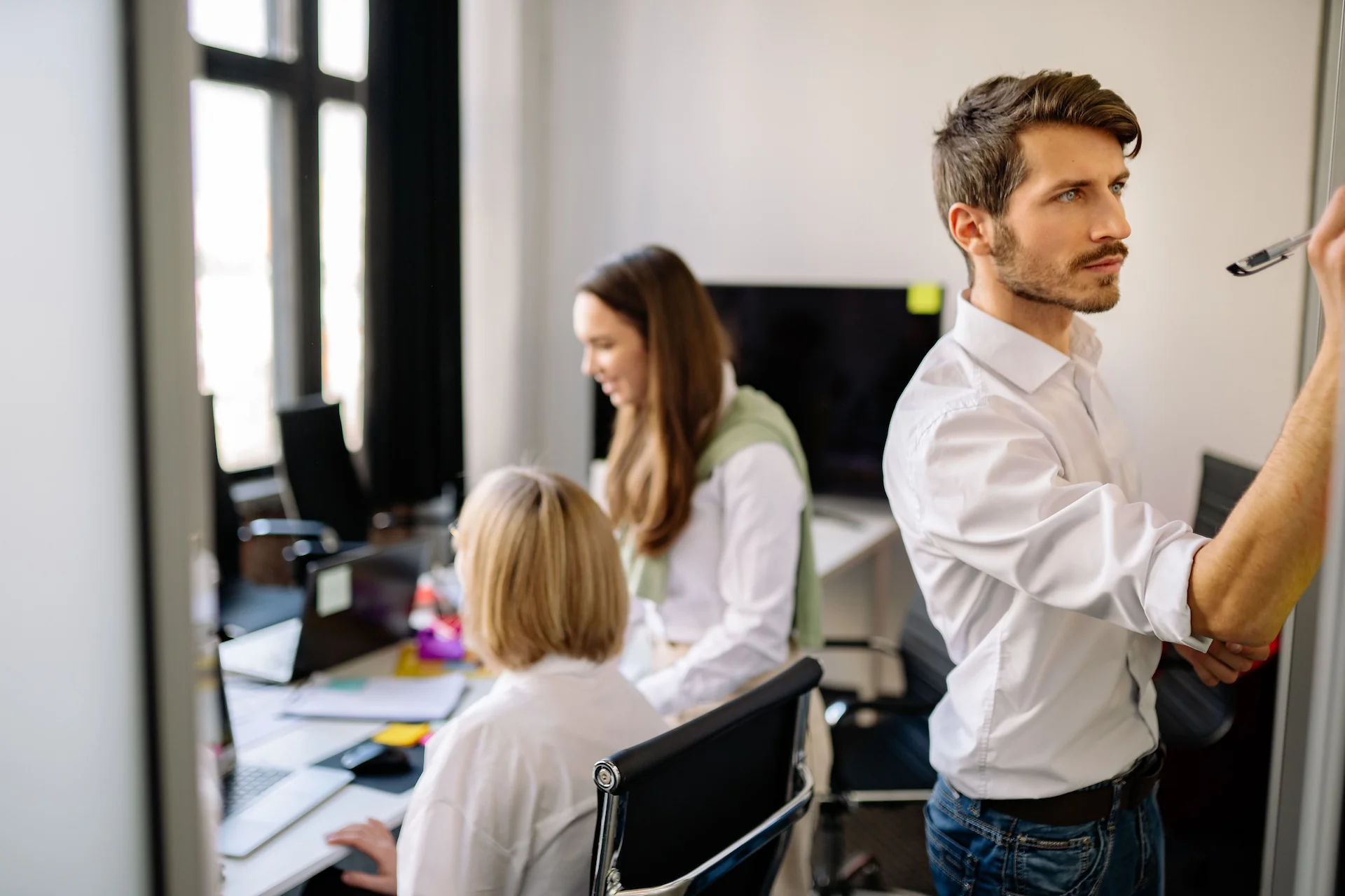 Mitarbeiter erklärt die Multichannel-Ansprache am Whiteboard