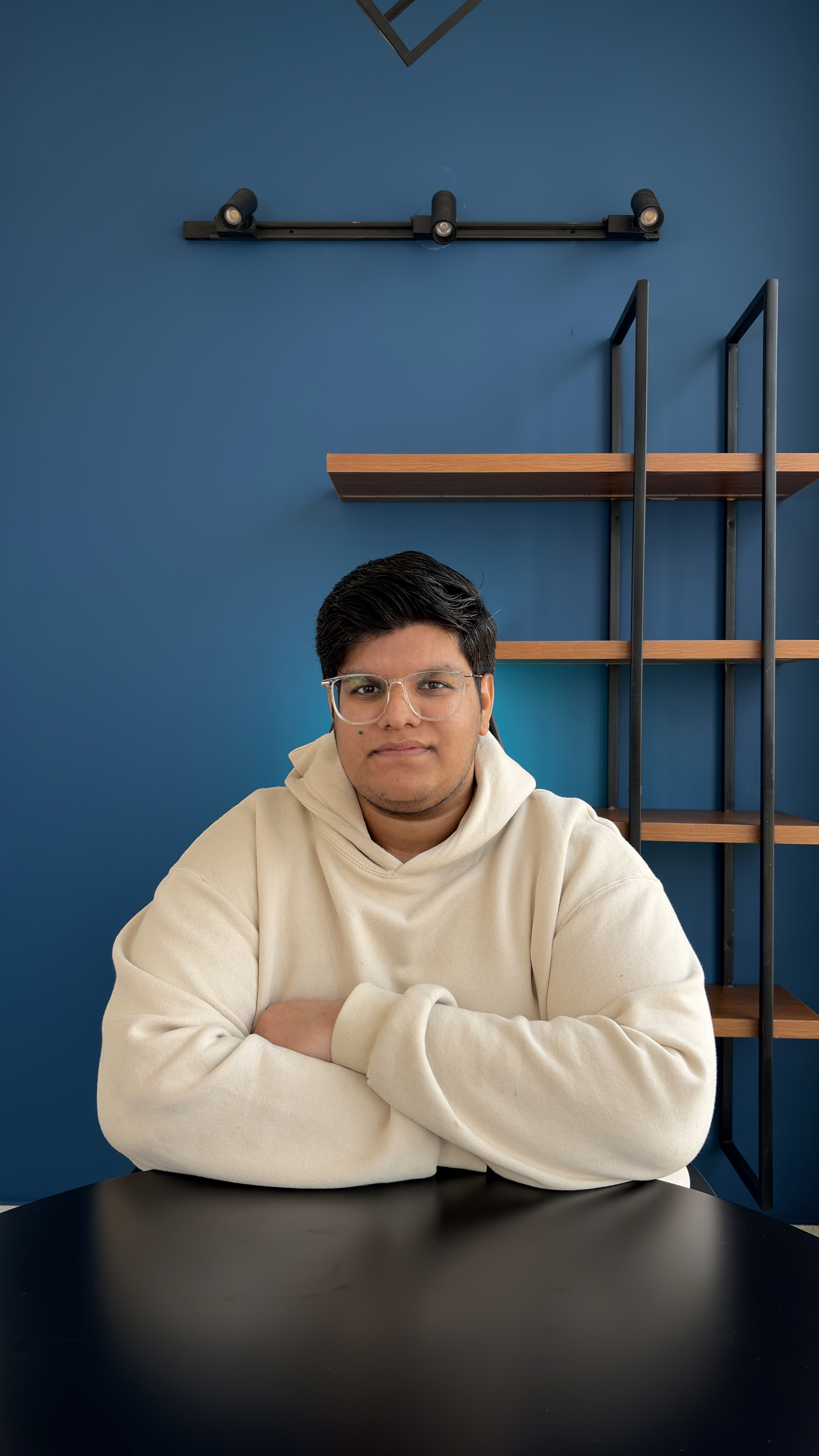 man in black crew neck shirt