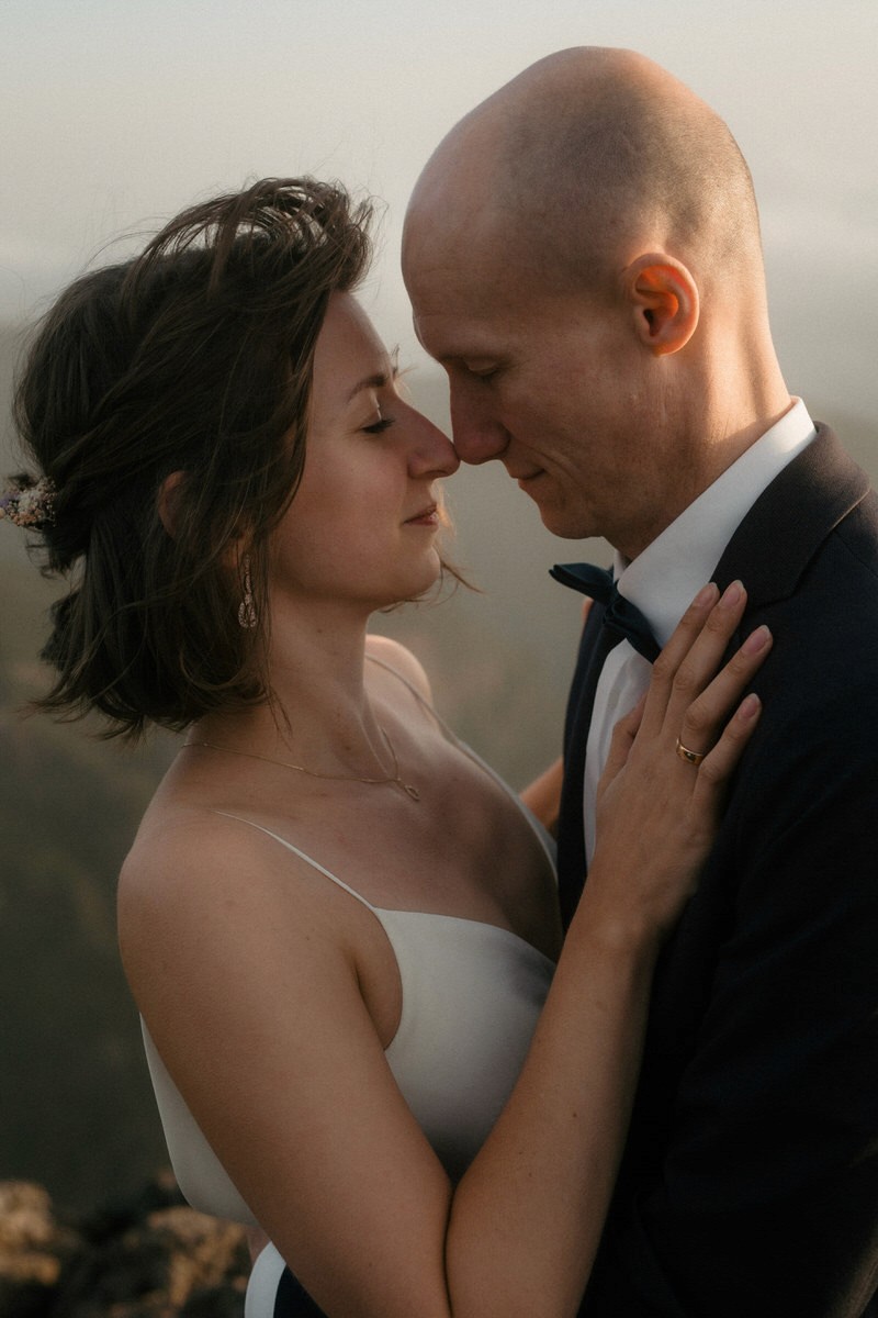 relaxed bride and groom sharing moment at pico do arieiro