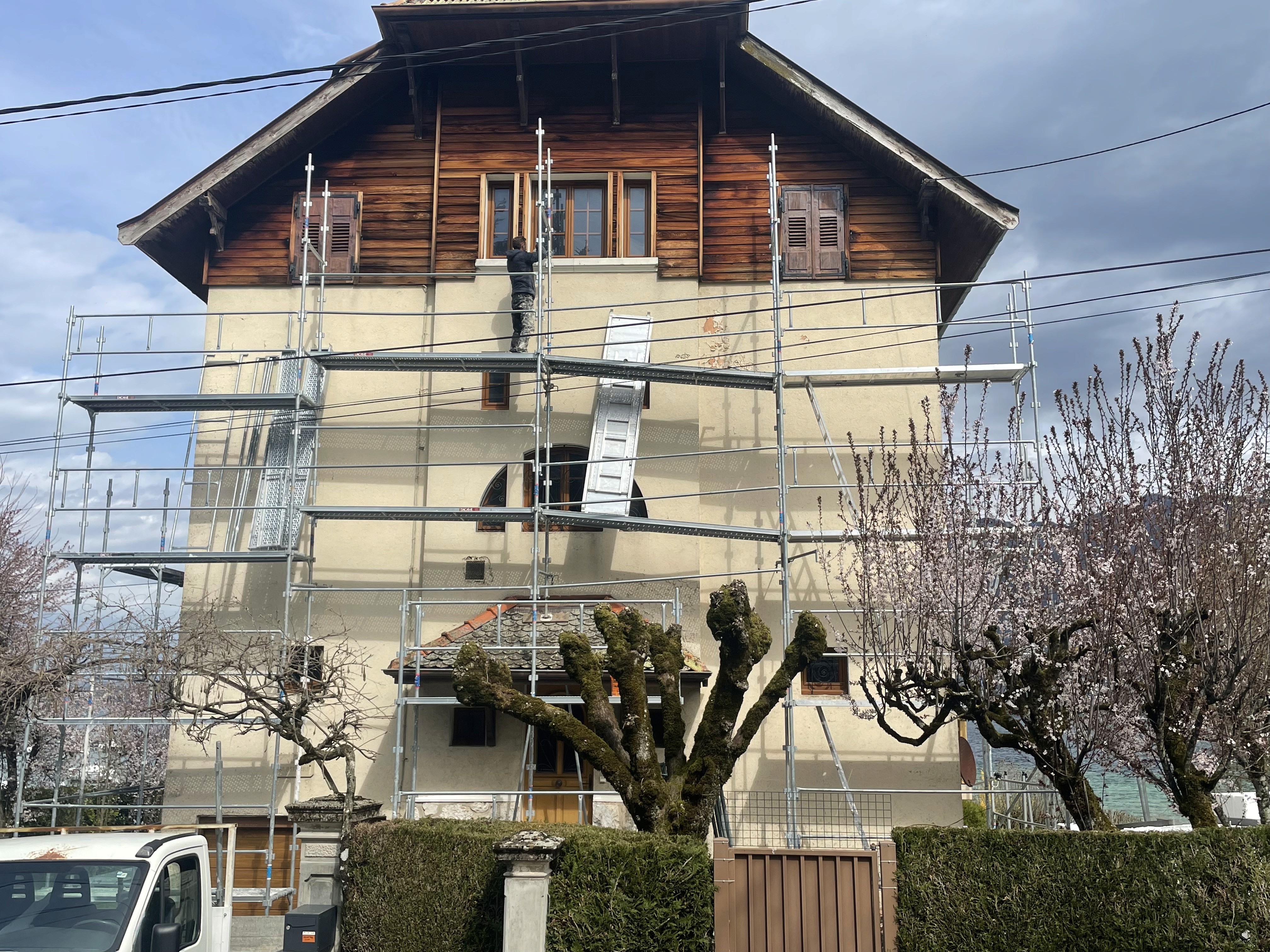 Façade et boiseries extérieures avant rénovation à Annecy
