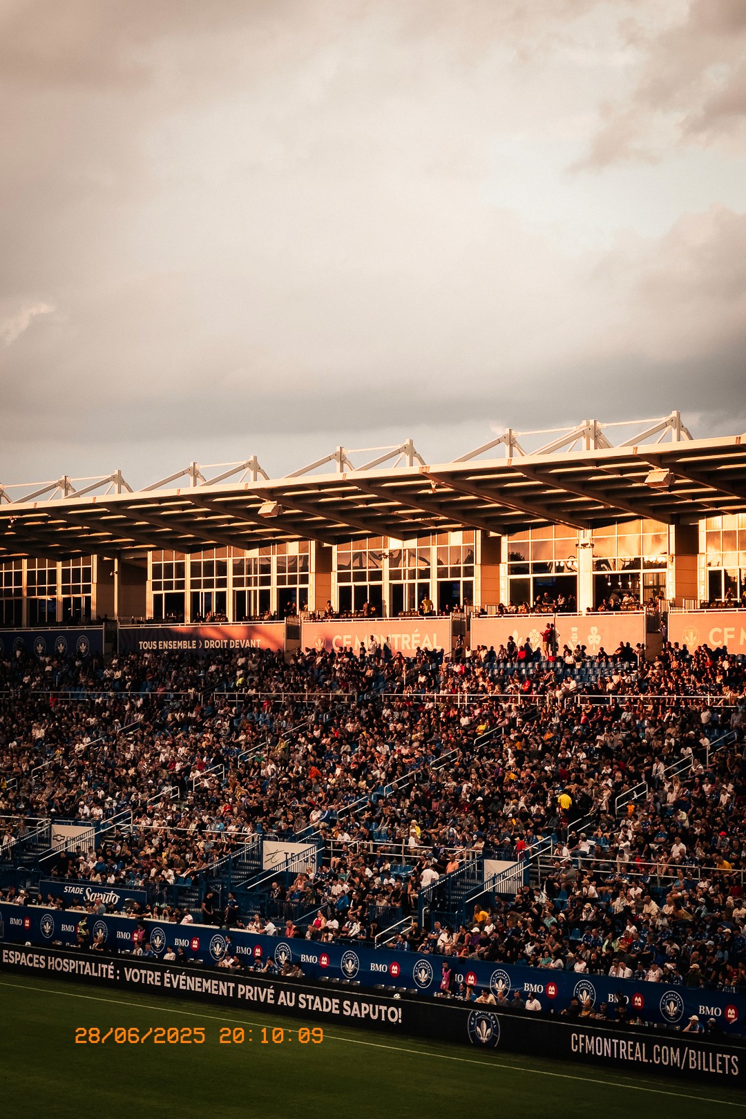 Tribune remplie de spectateurs au stade Saputo à Montréal lors d’un match. 