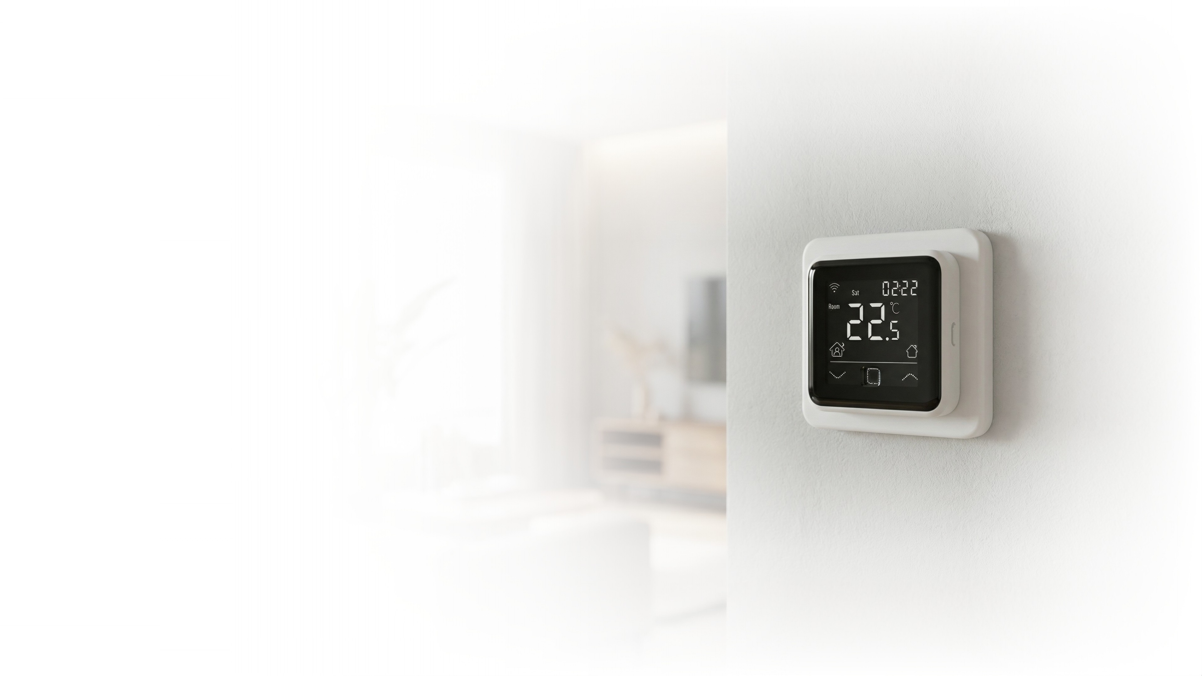 Header Bild für Desktop Version mit einem Baby und einer Auflistung verschiedener Merkmale unserer Fußbodenheizung.