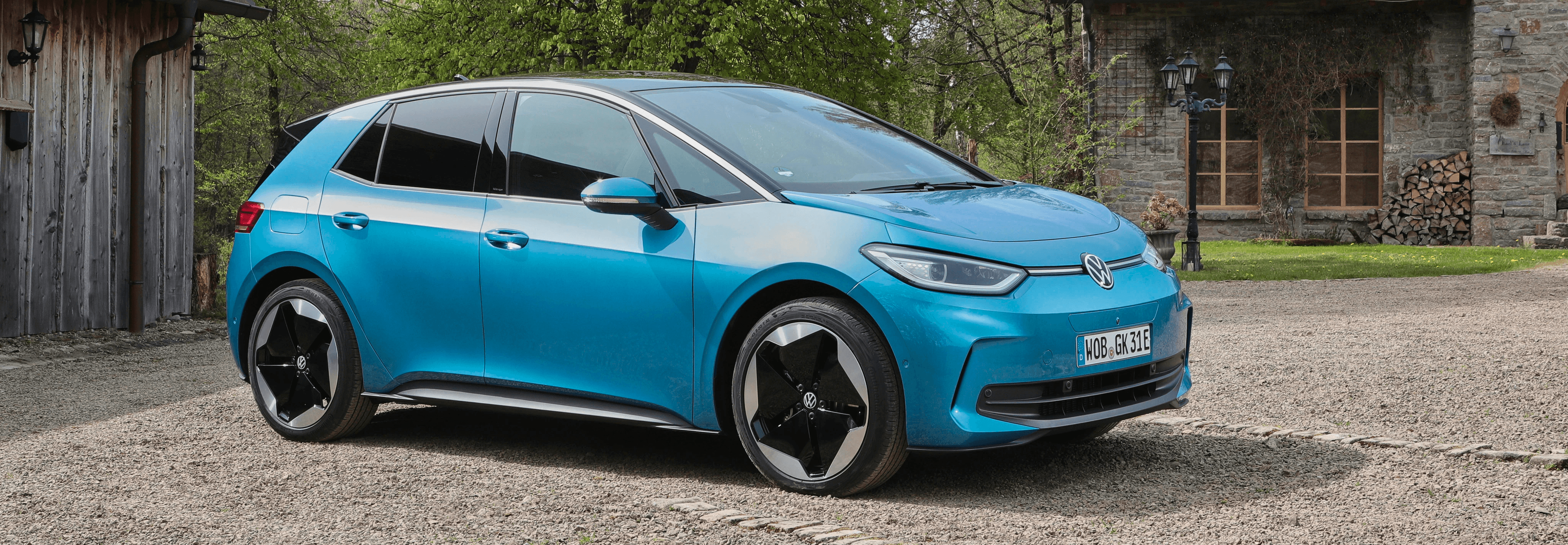 Volkswagen ID.3 bleue dans un cadre résidentiel, compacte électrique vue de face en extérieur