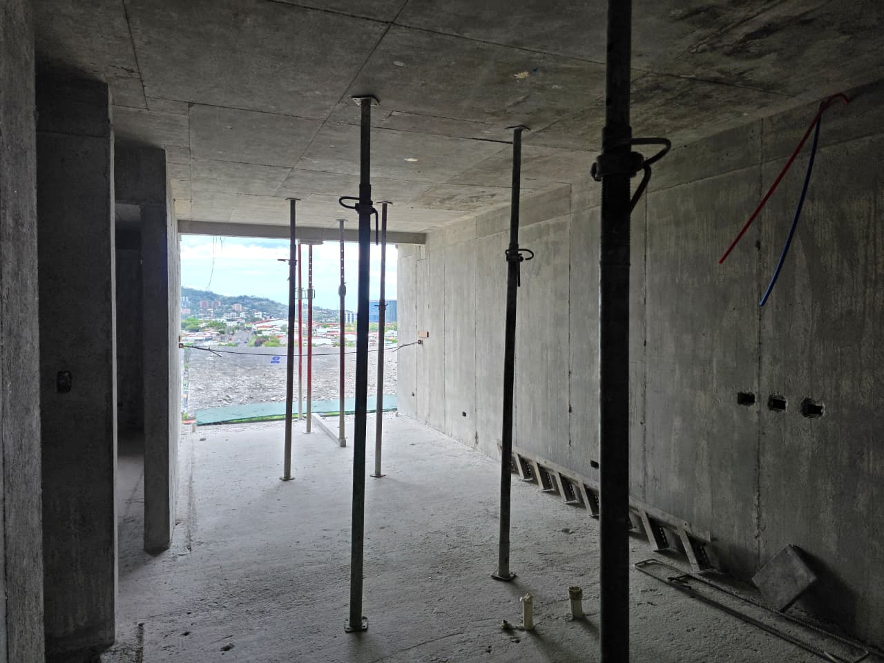 Puntales de construcción instalados en obra en el GAM, Costa Rica