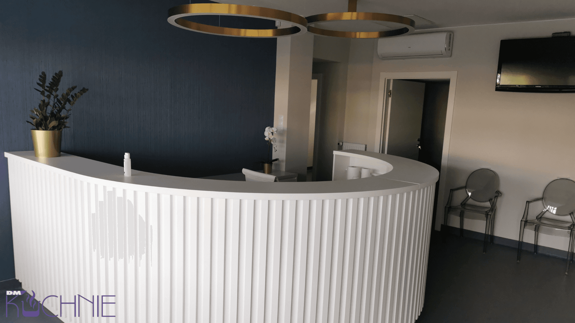 Zabudowa na wymiar Warszawa – nowoczesna recepcja z meblami wykonanymi na zamówienie