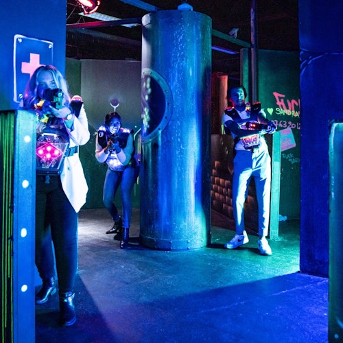 恢复中的激光战游戏爱好者。