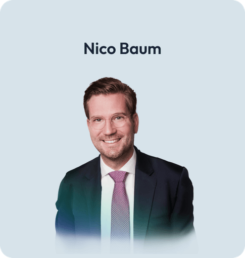 Porträt von Nico Baum, im Anzug und mit Krawatte, professionell lächelnd.