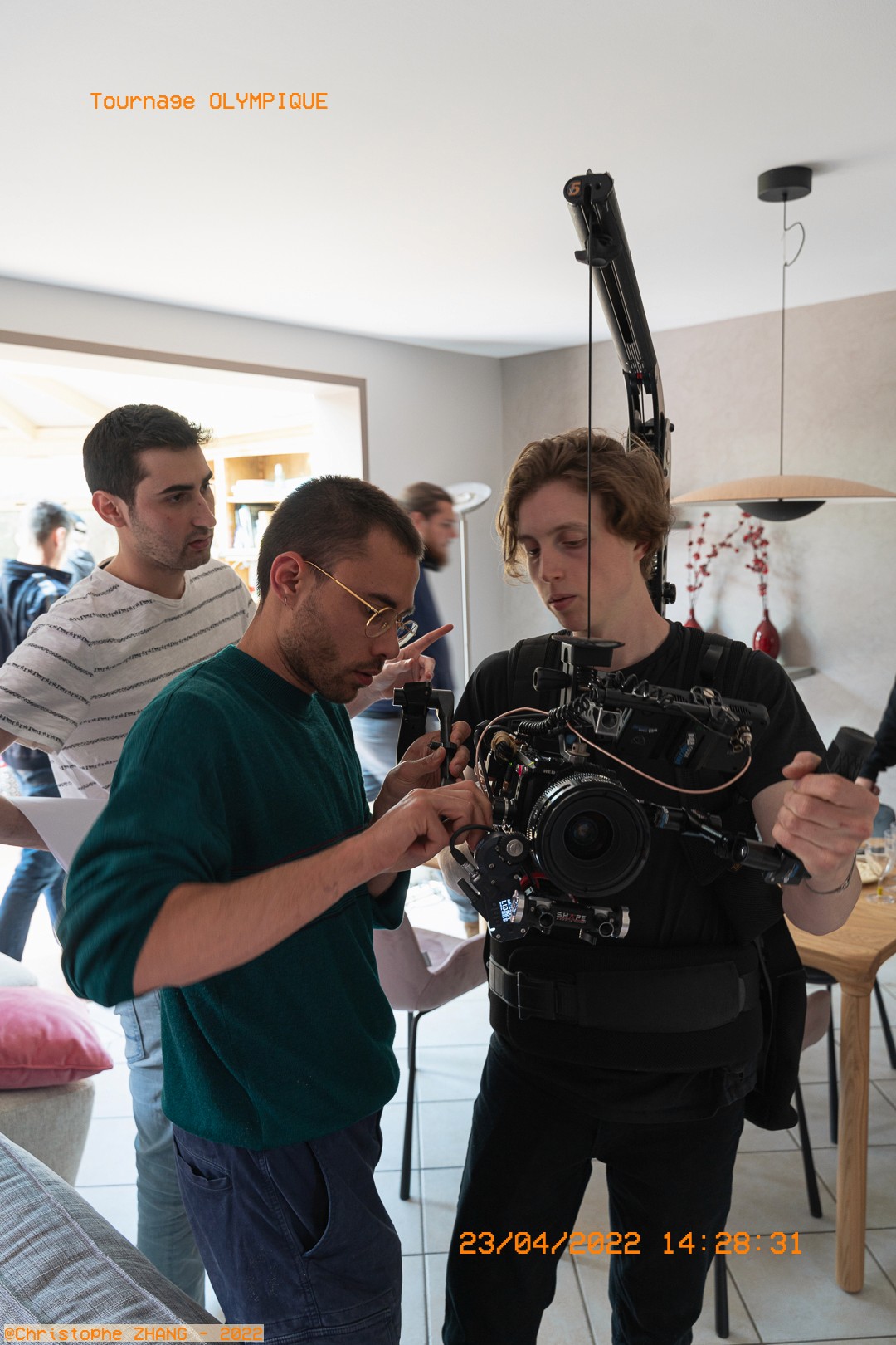 Équipe technique ajustant une caméra montée sur steadicam.