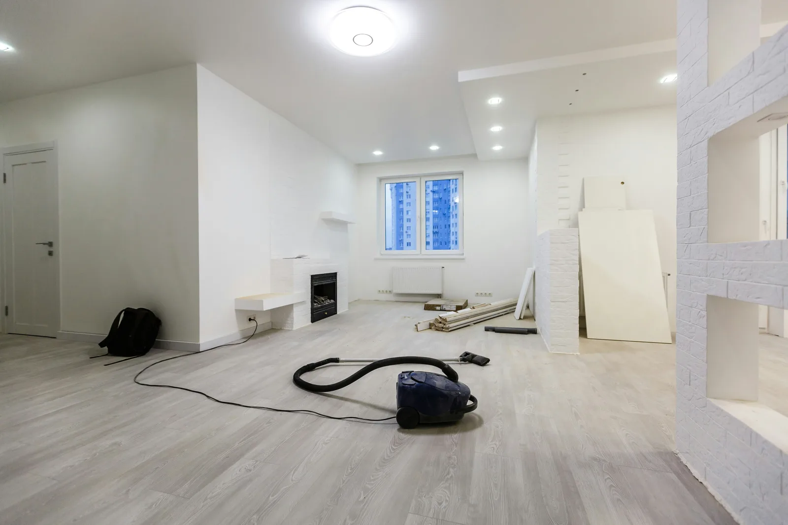 Ремонтиран апартамент с бели стени, вградено осветление и почистване