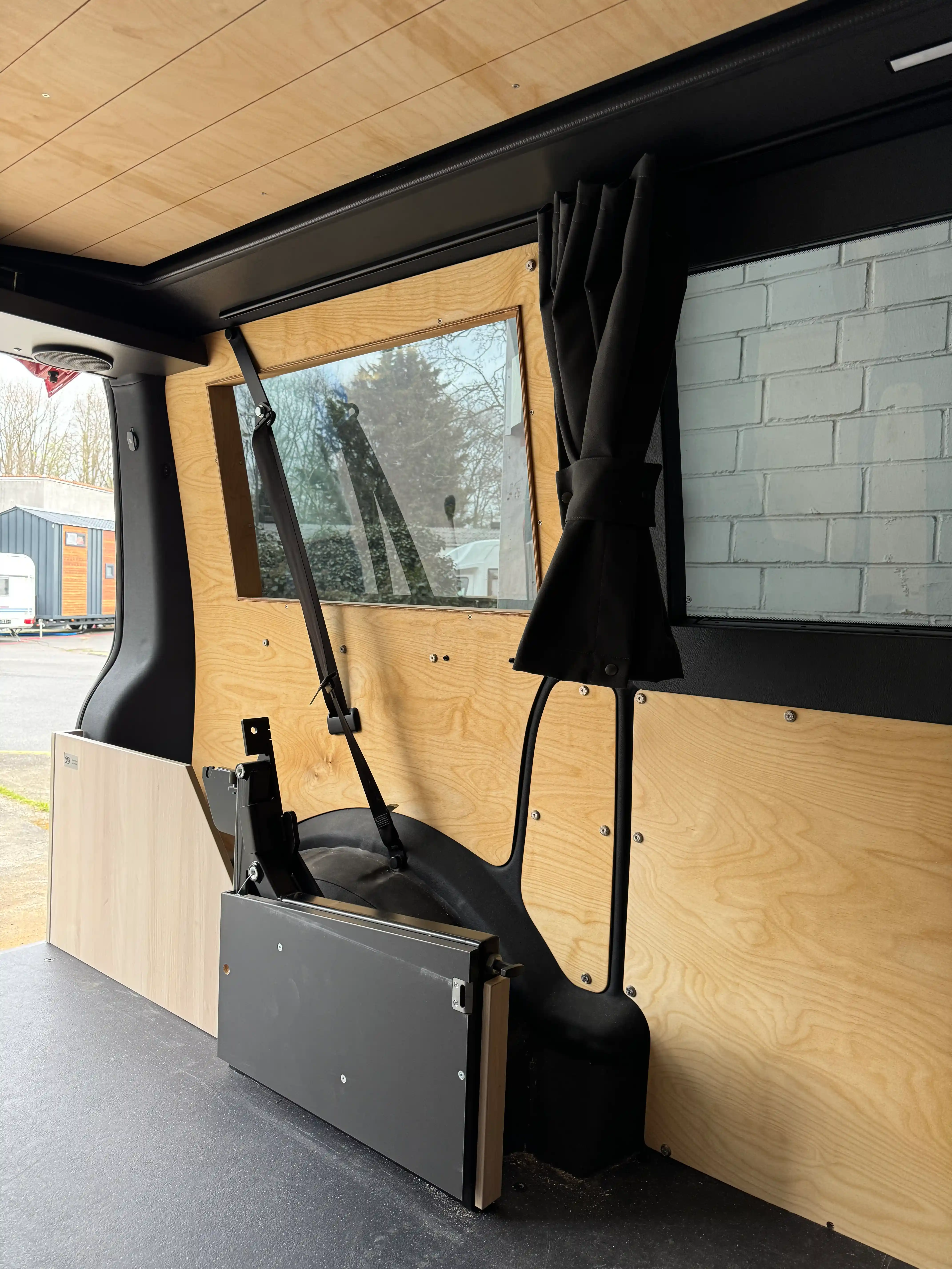 Wellen-Akustiklampe an der Decke montiert, effektive Raumakustik und modernes Design